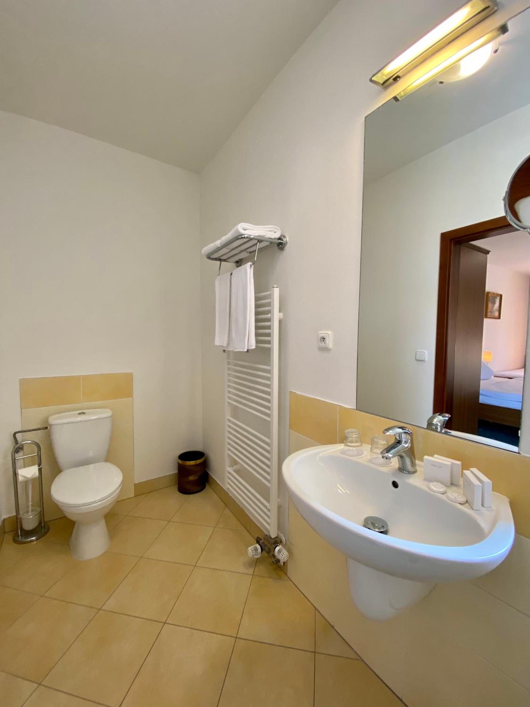 Basic Triple Room photo 2