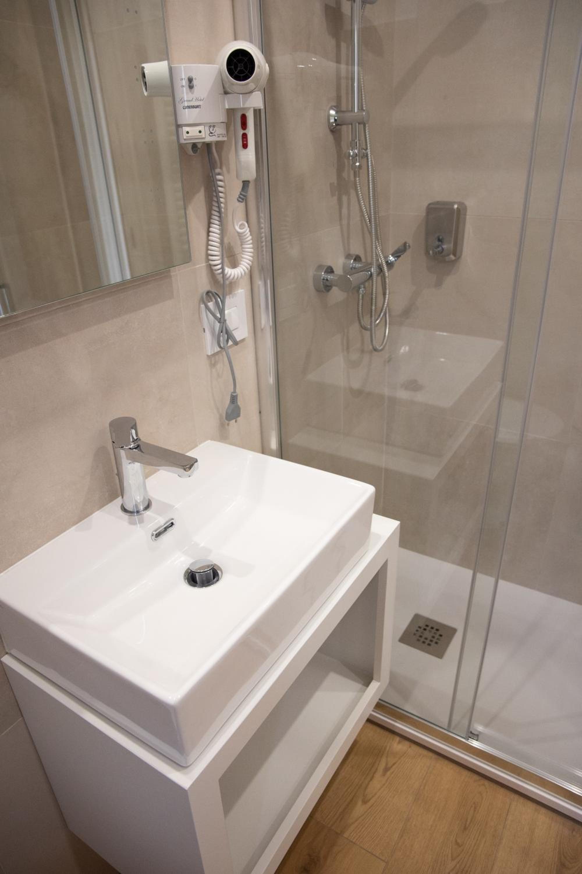Double Room with Private Bathroom - Photo 5