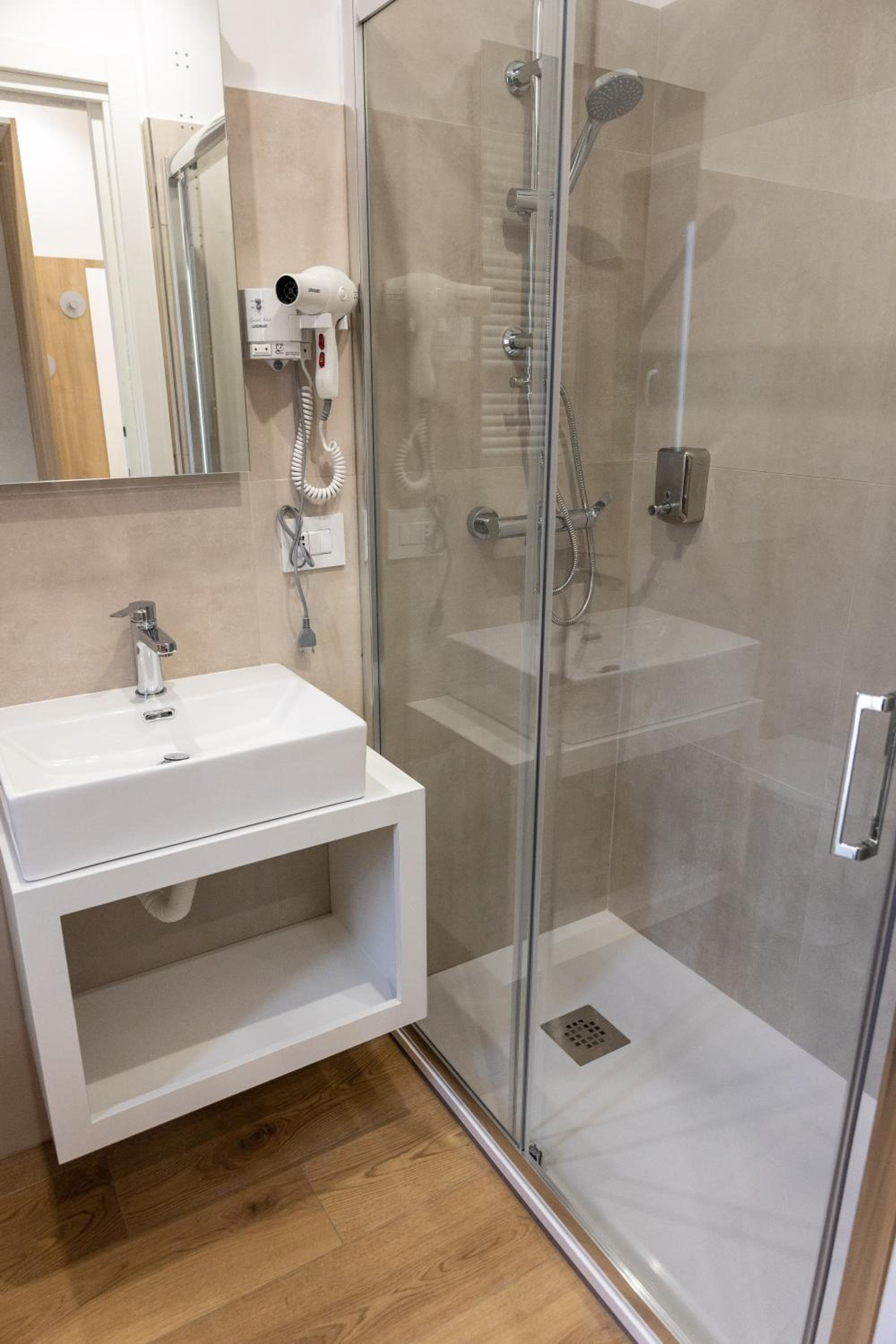 Double Room with Private Bathroom - Photo 3