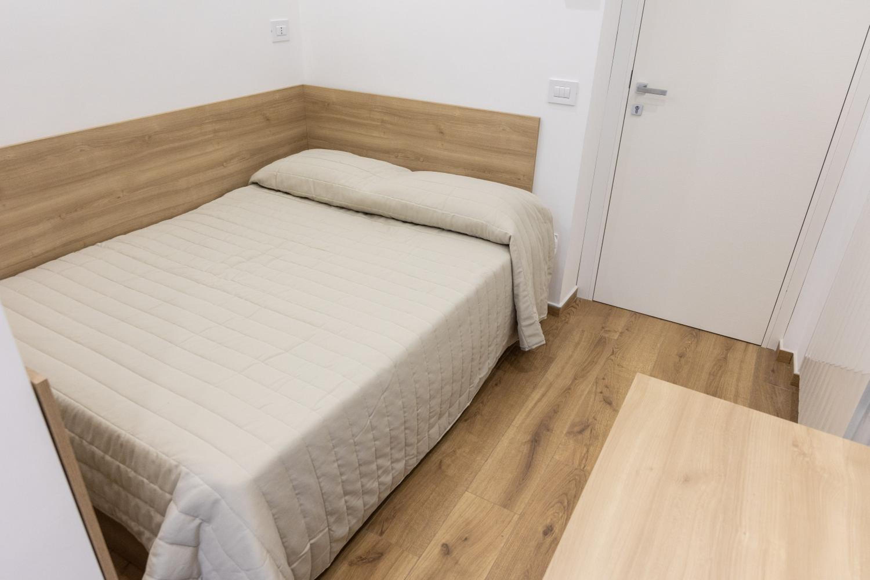 Double Room with Private Bathroom - Photo 2