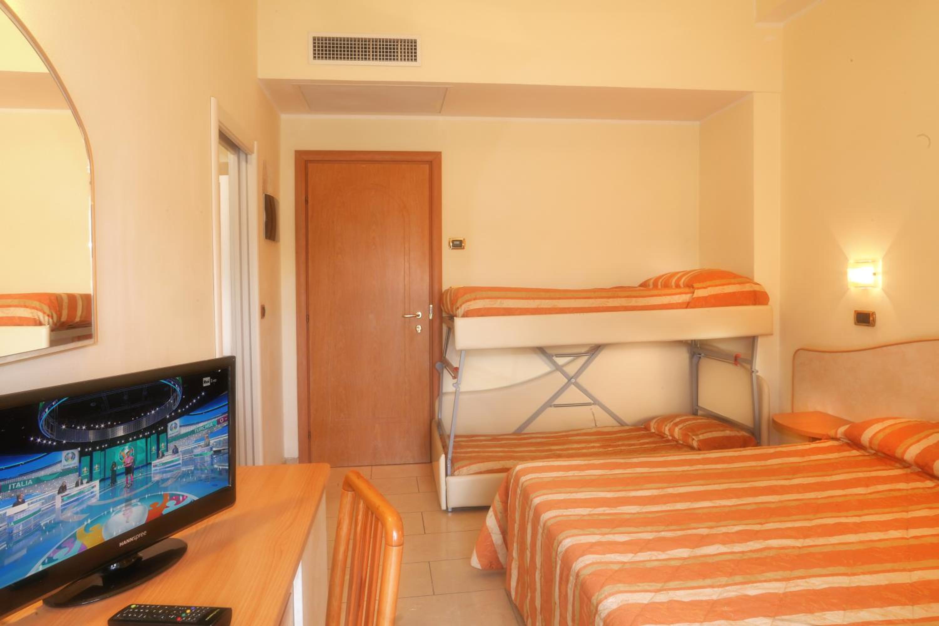 Quadruple Room - Photo 3