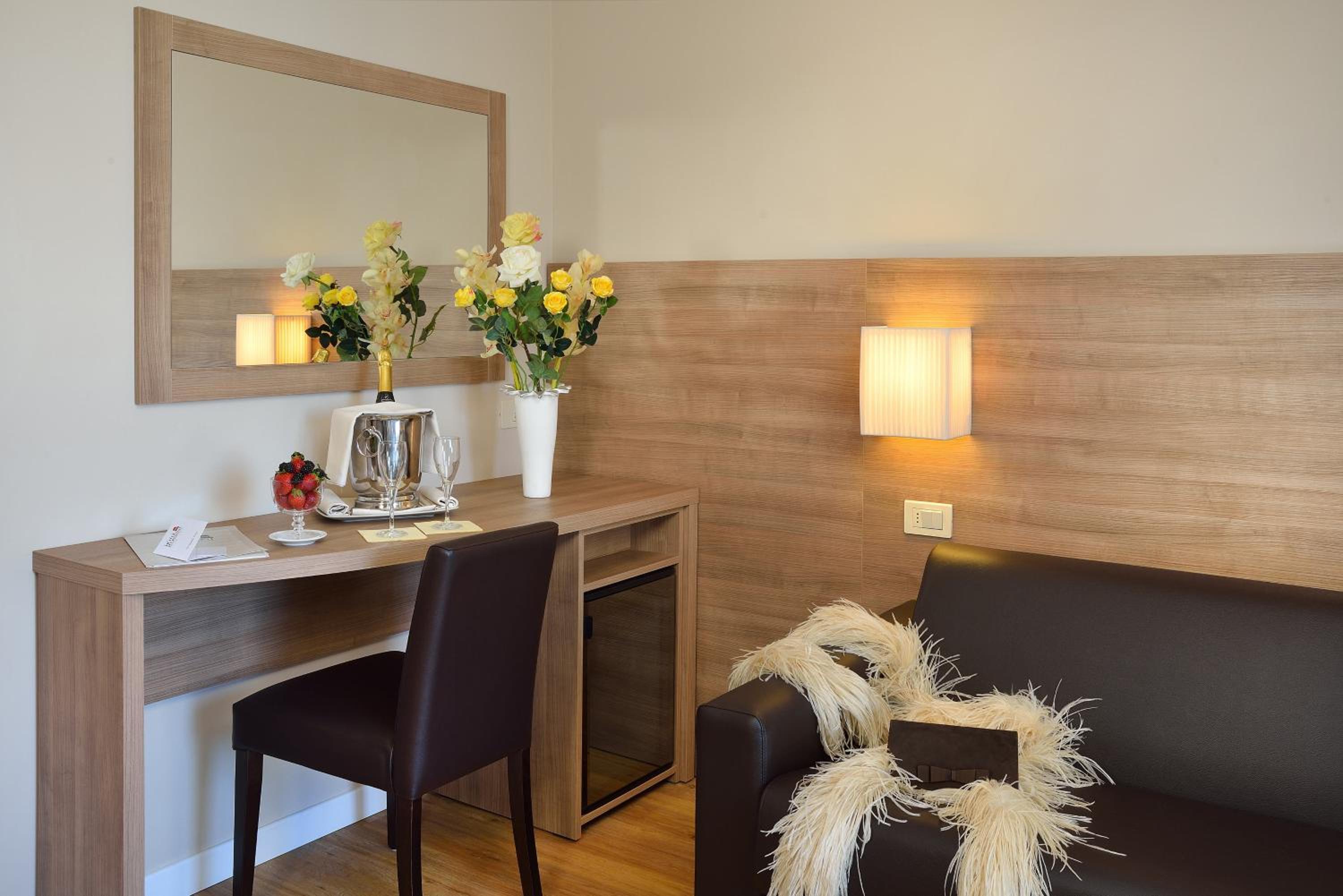 Junior Suite with Lateral Sea View photo 3