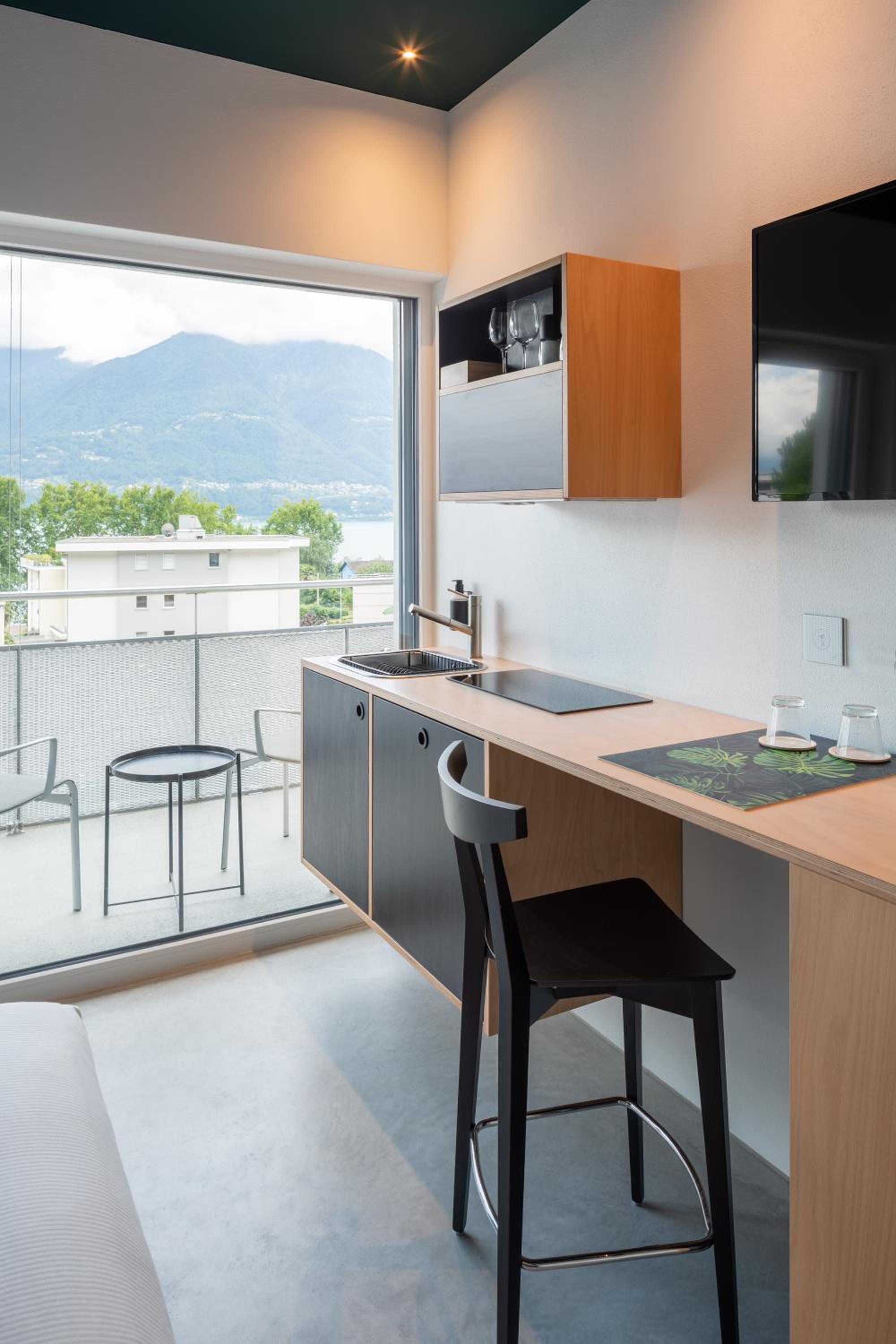 Studio with Lake View and Balcony - Photo 3