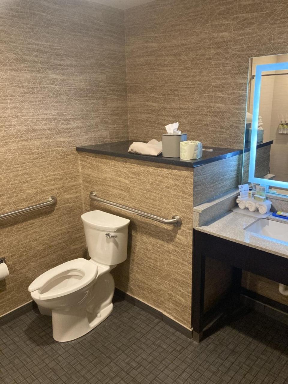 King Room - Mobility Access/Roll in Shower - Non-Smoking