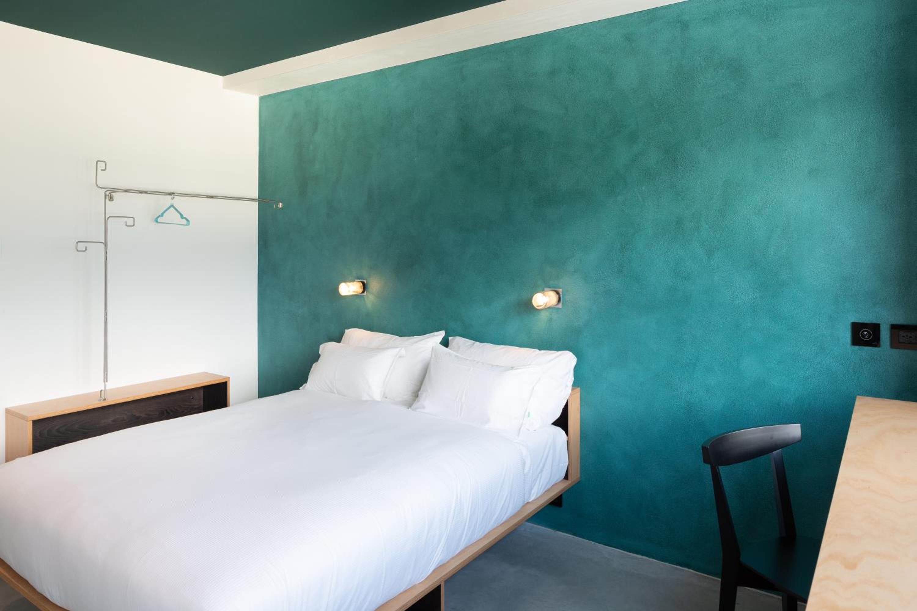 Double or Twin Room with Lake View - Photo 4