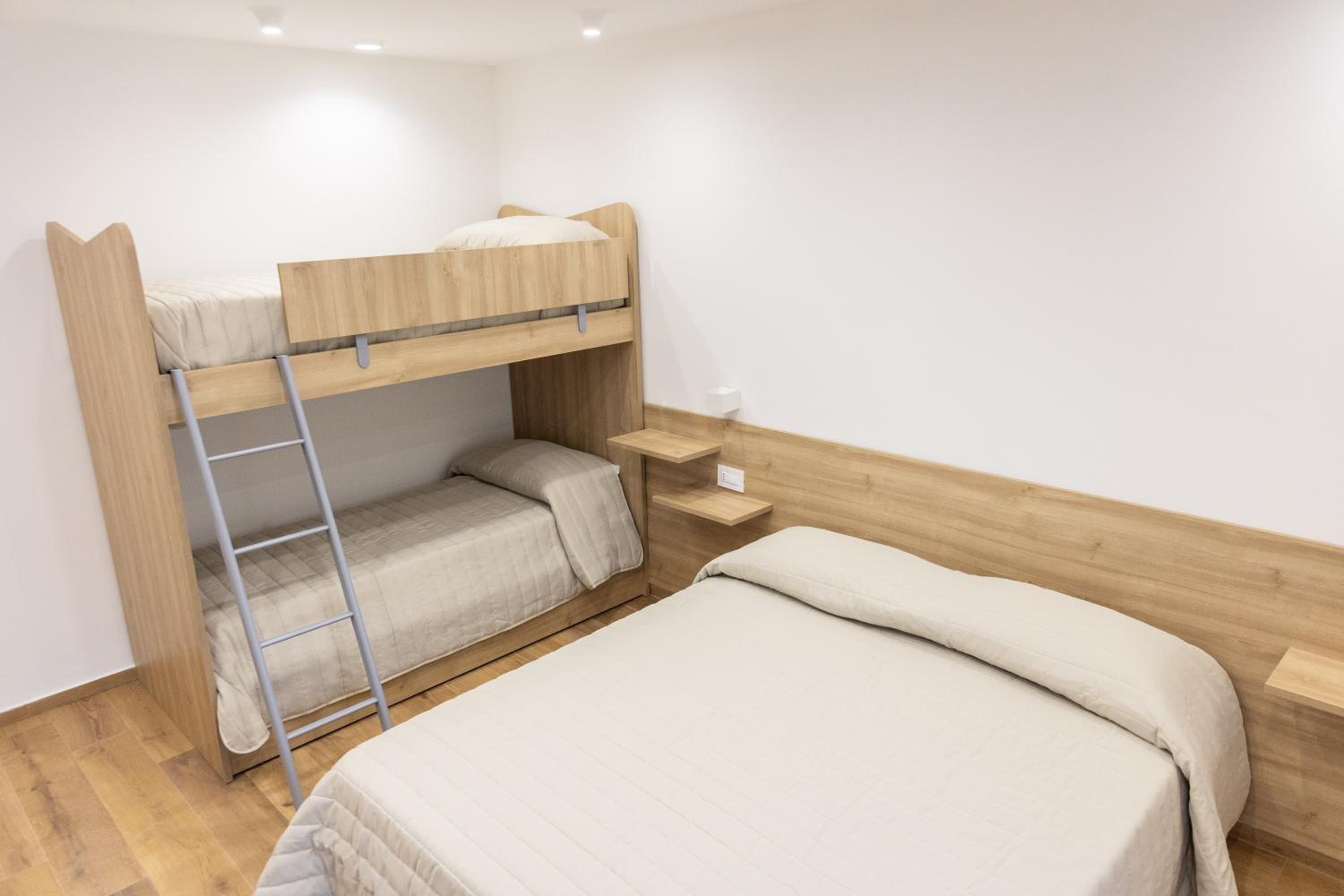 Quadruple Room with Private Bathroom - Photo 3