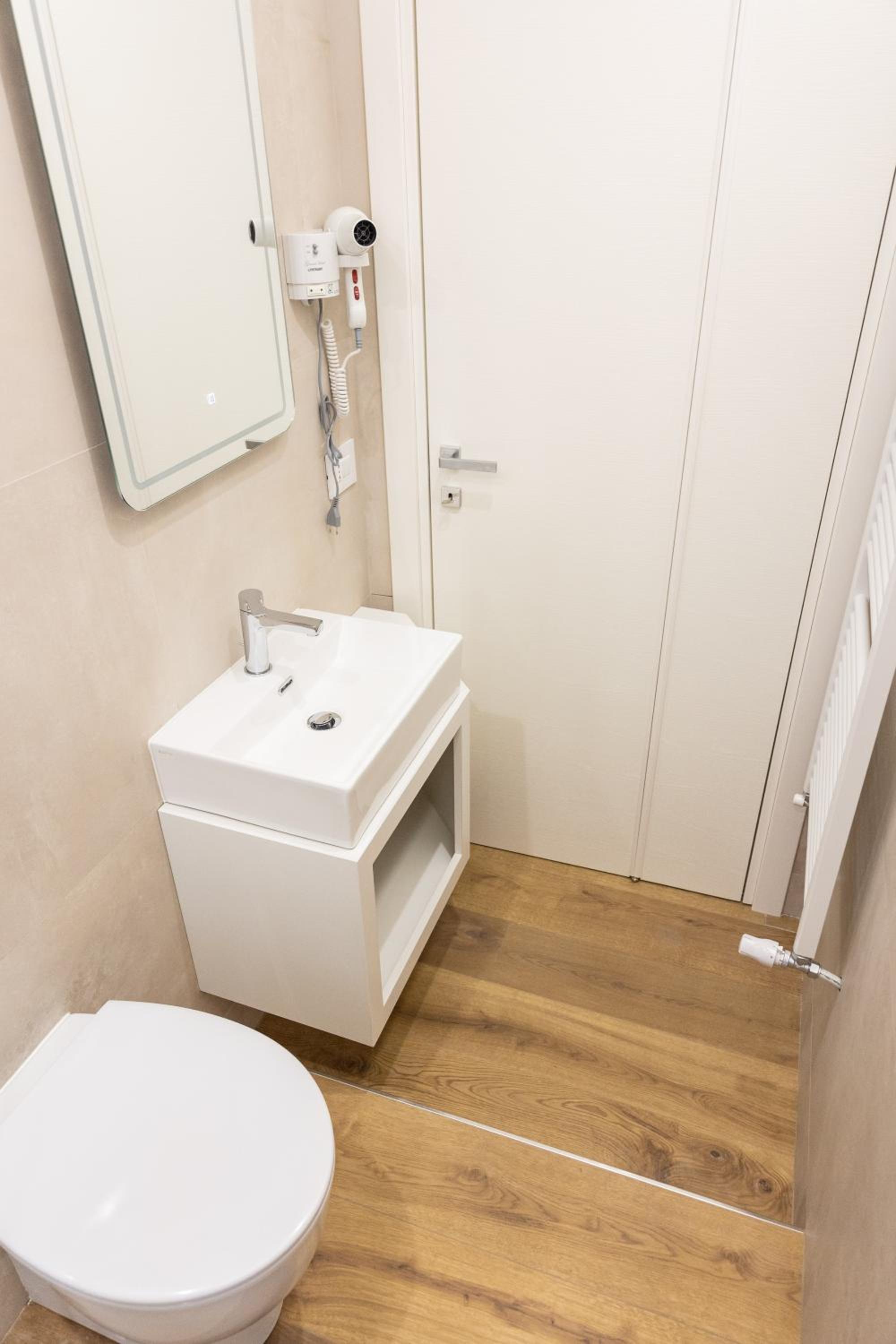 Quadruple Room with Private Bathroom - Photo 8