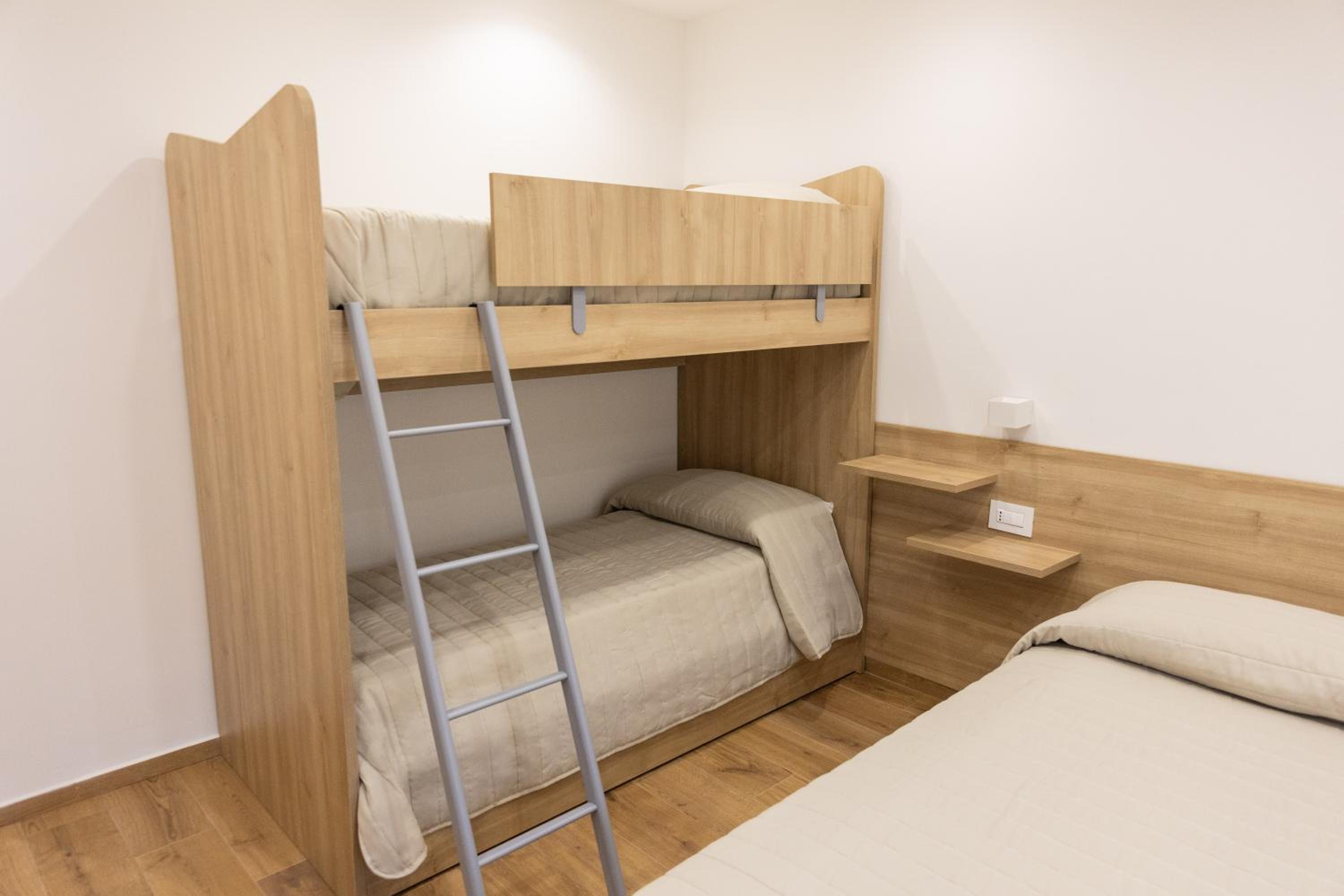 Quadruple Room with Private Bathroom - Photo 4