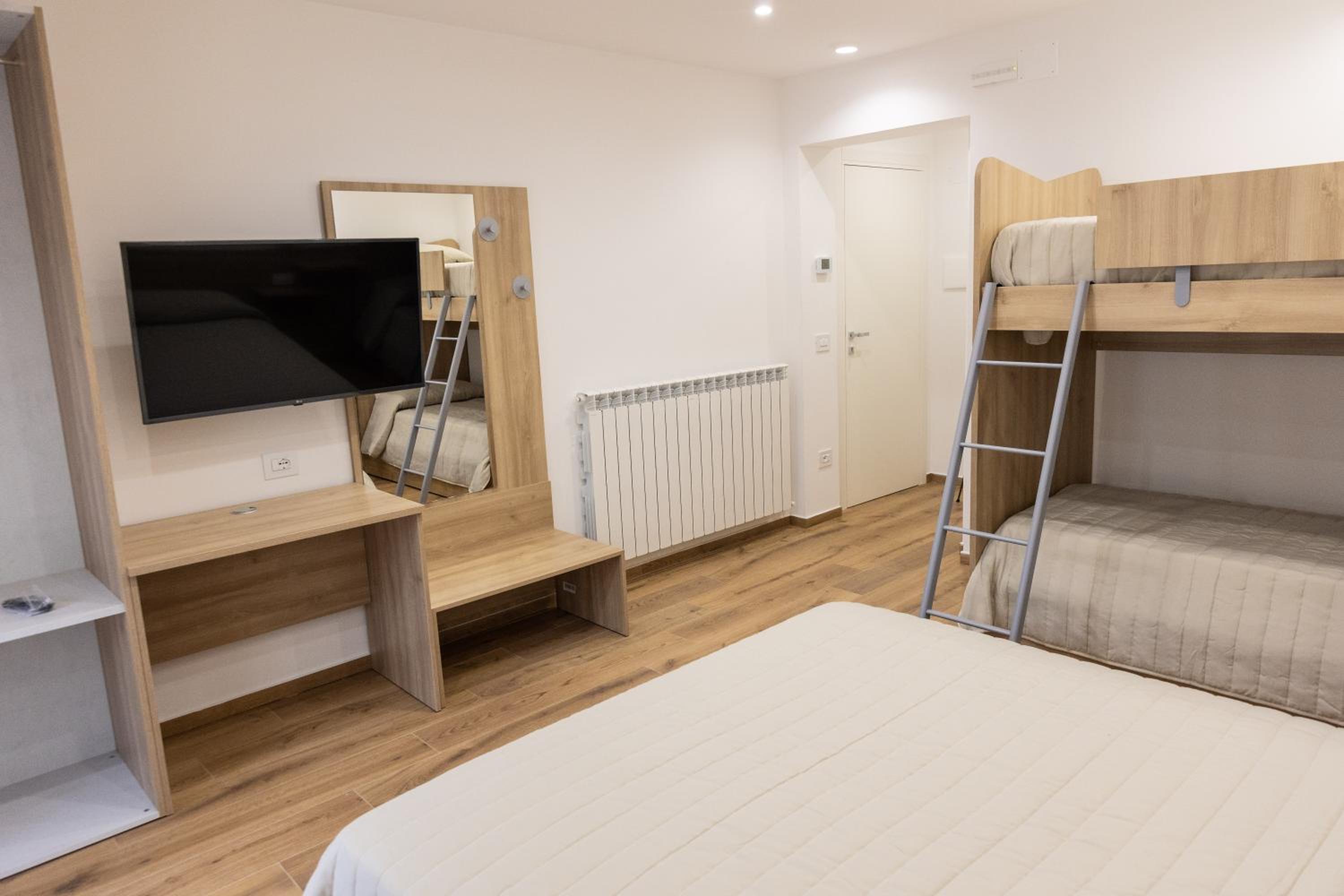 Quadruple Room with Private Bathroom - Photo 9