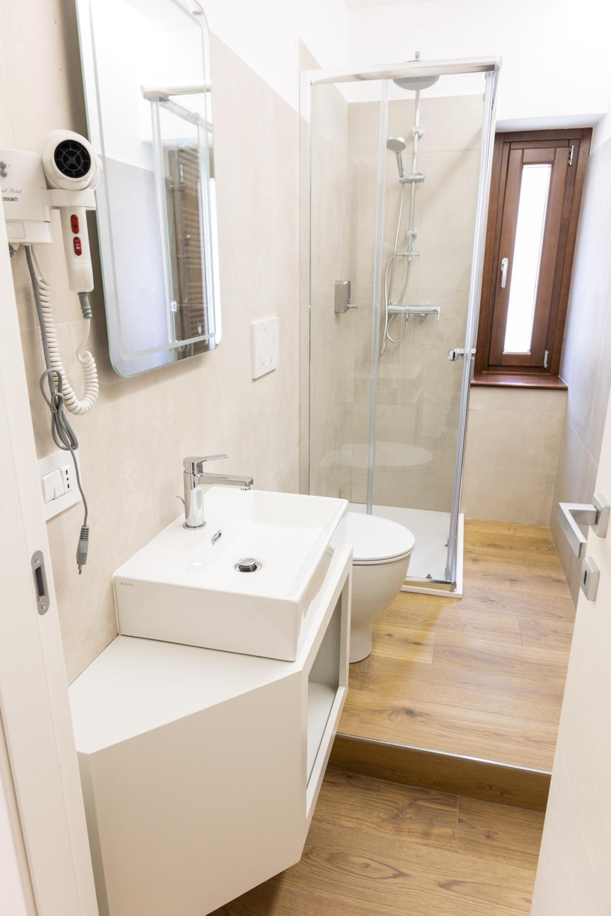 Triple Room with Private Bathroom - Photo 3