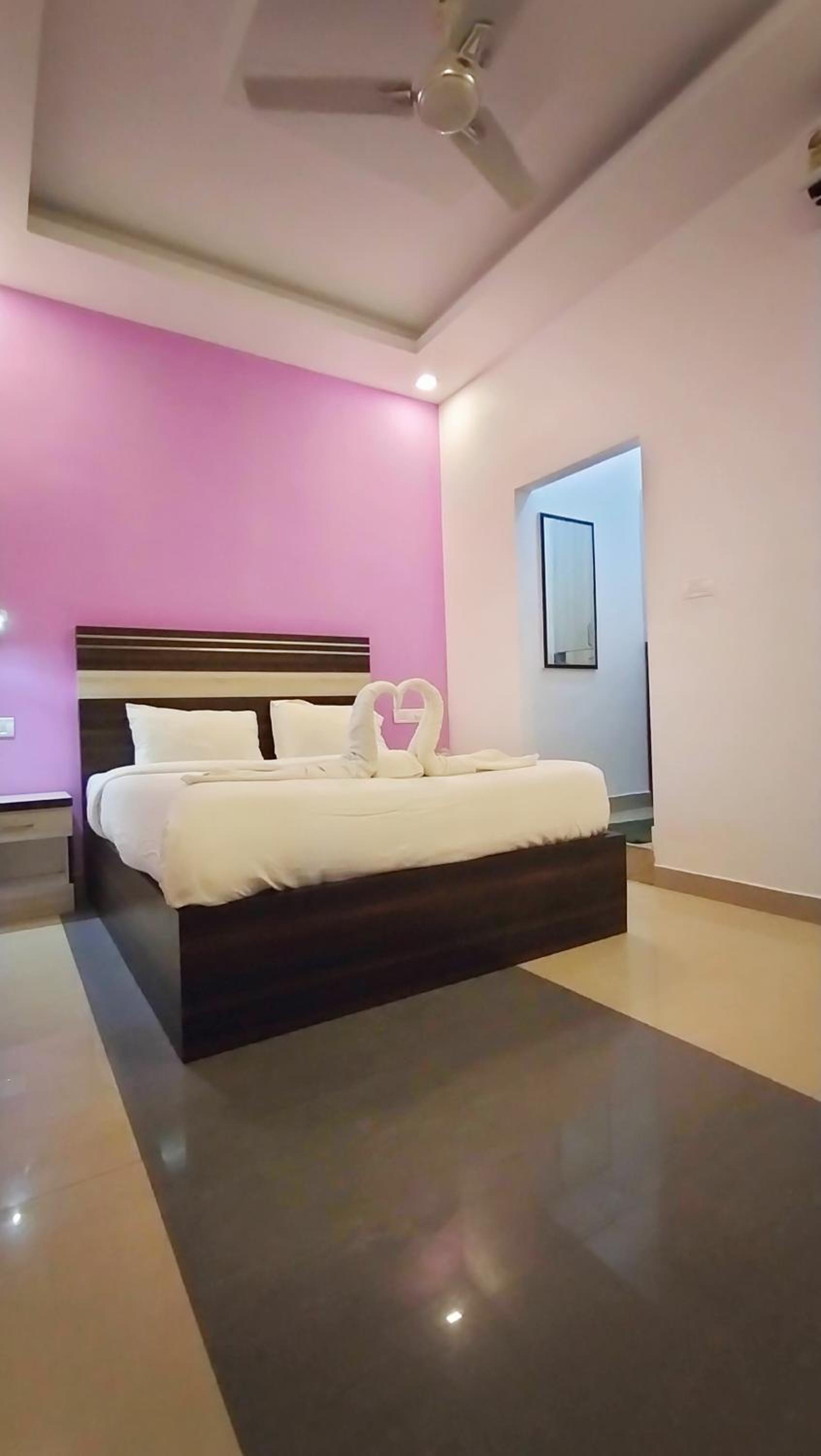 Deluxe Double Room (2 Adults + 1 Child)