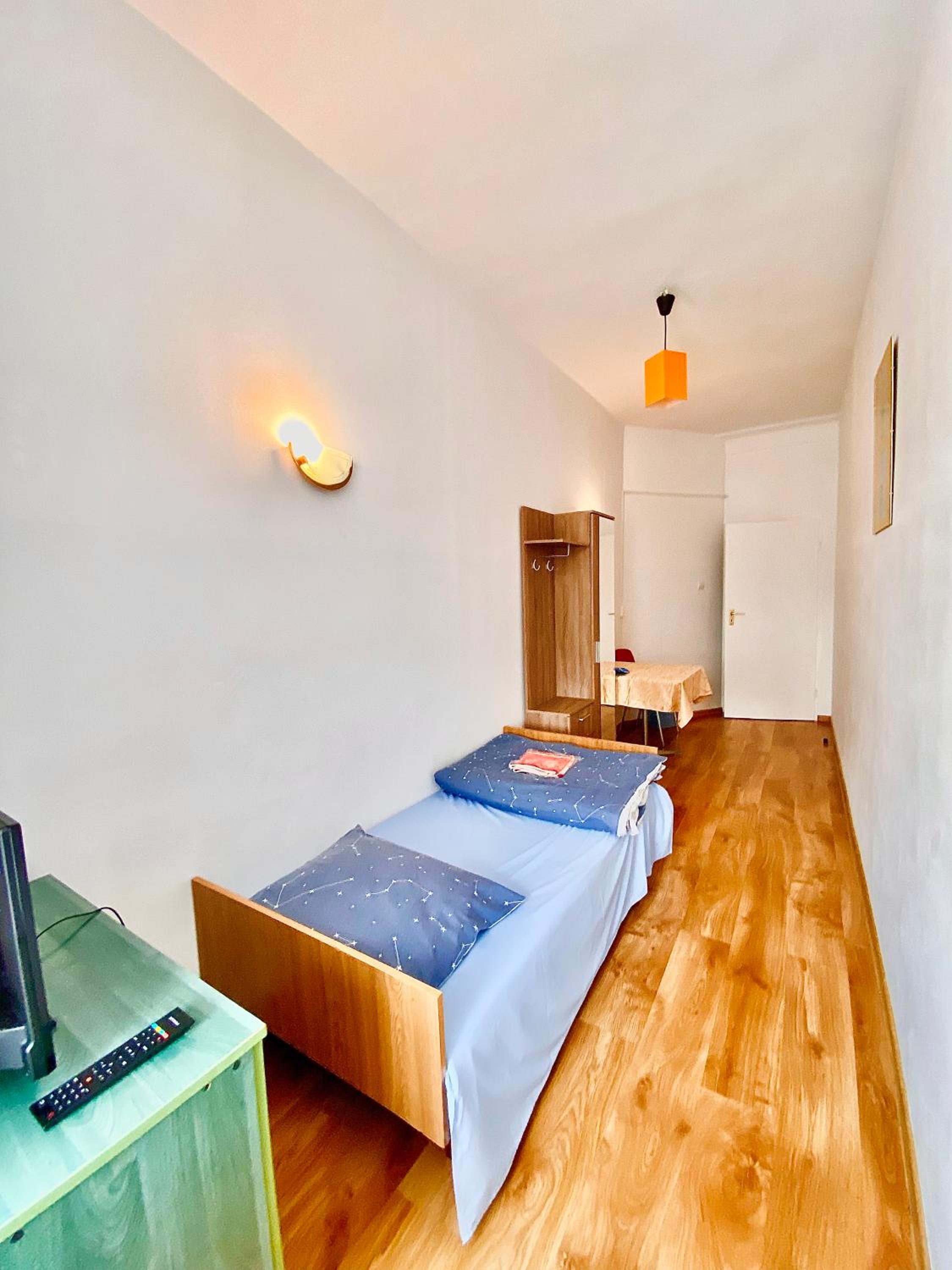 Small Single Room photo 2