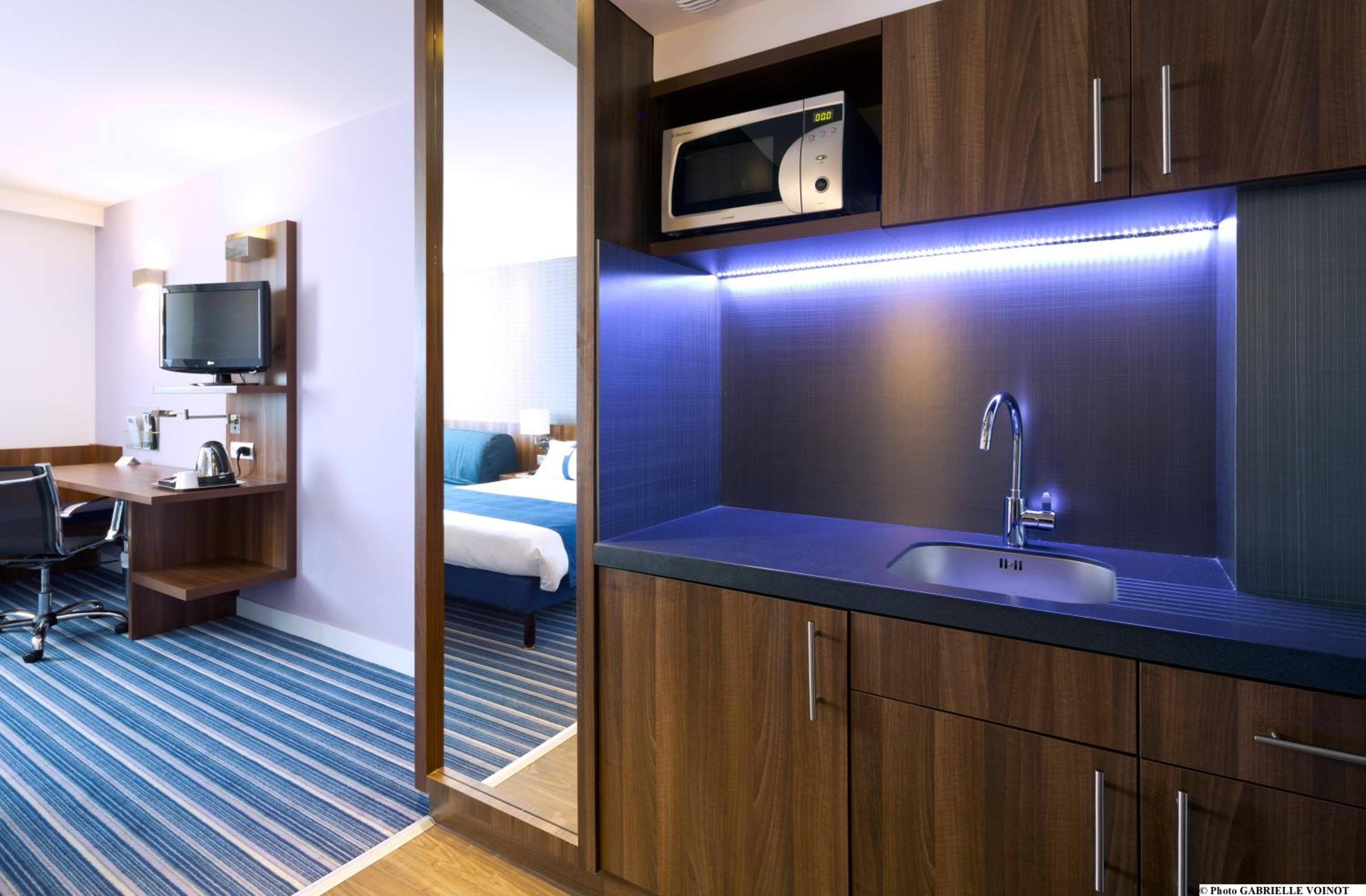 Queen Suite with Sofa Bed - Photo 2