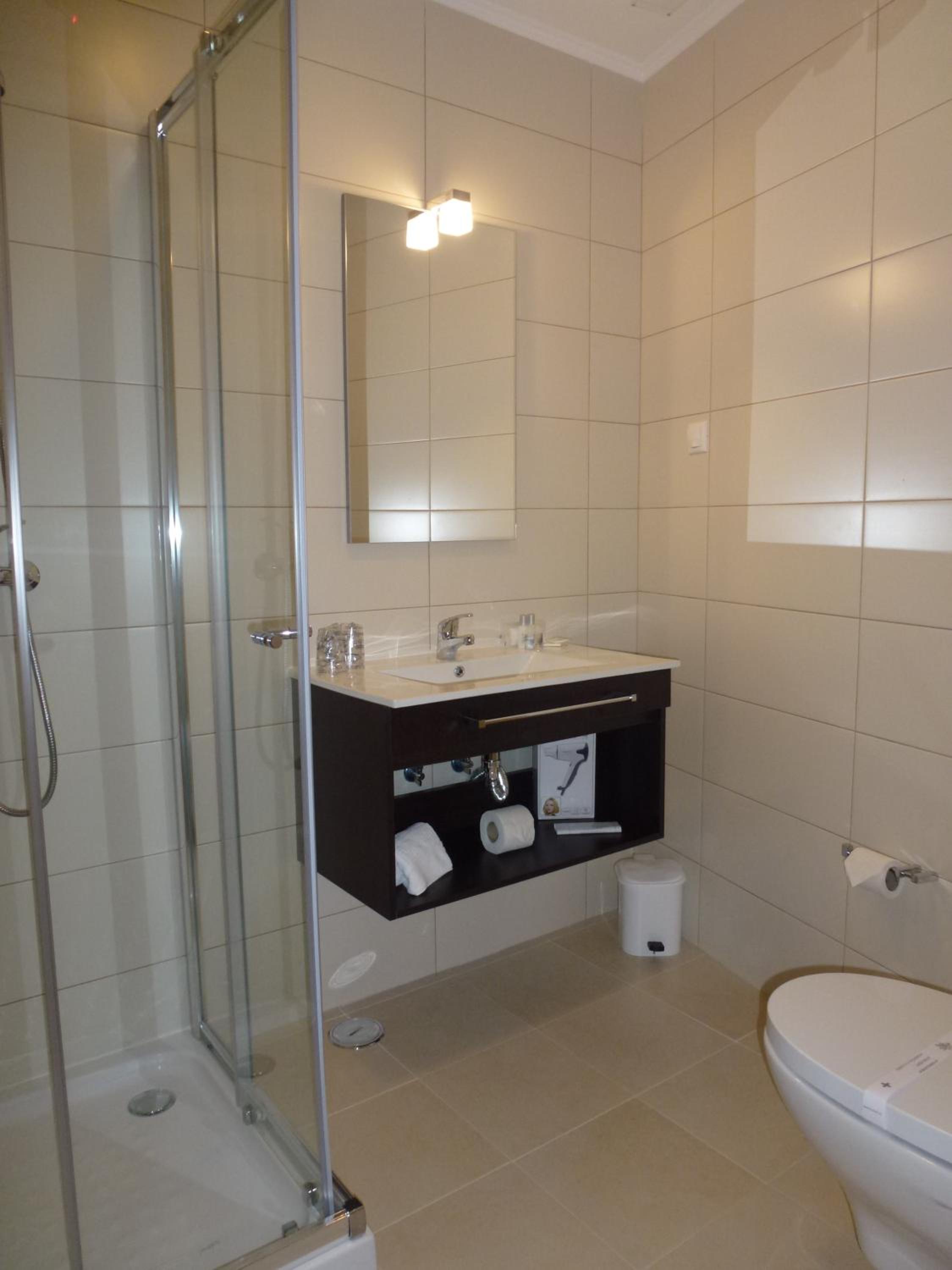 Twin Room with Balcony - Photo 4