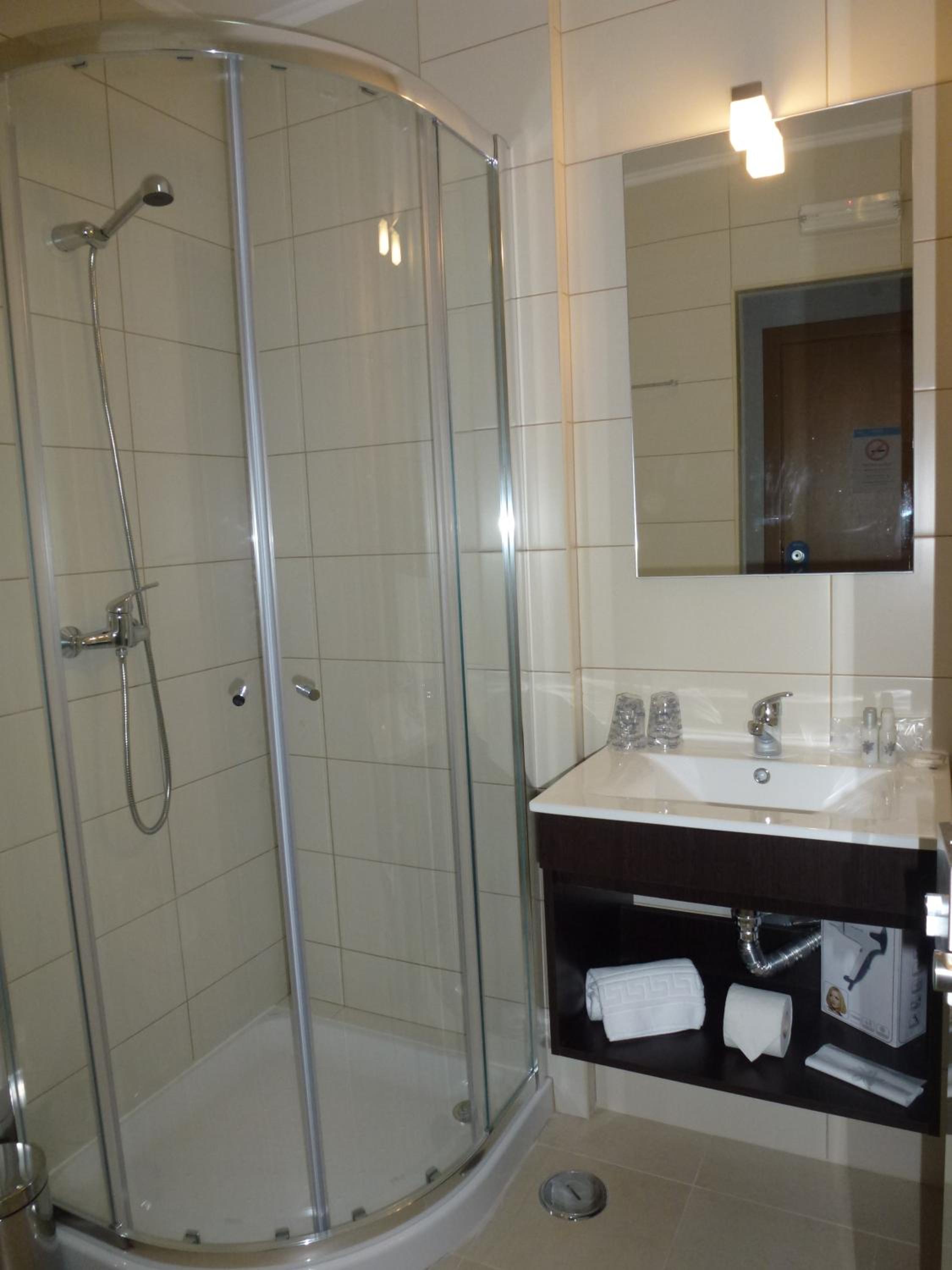 Twin Room with Balcony - Photo 5