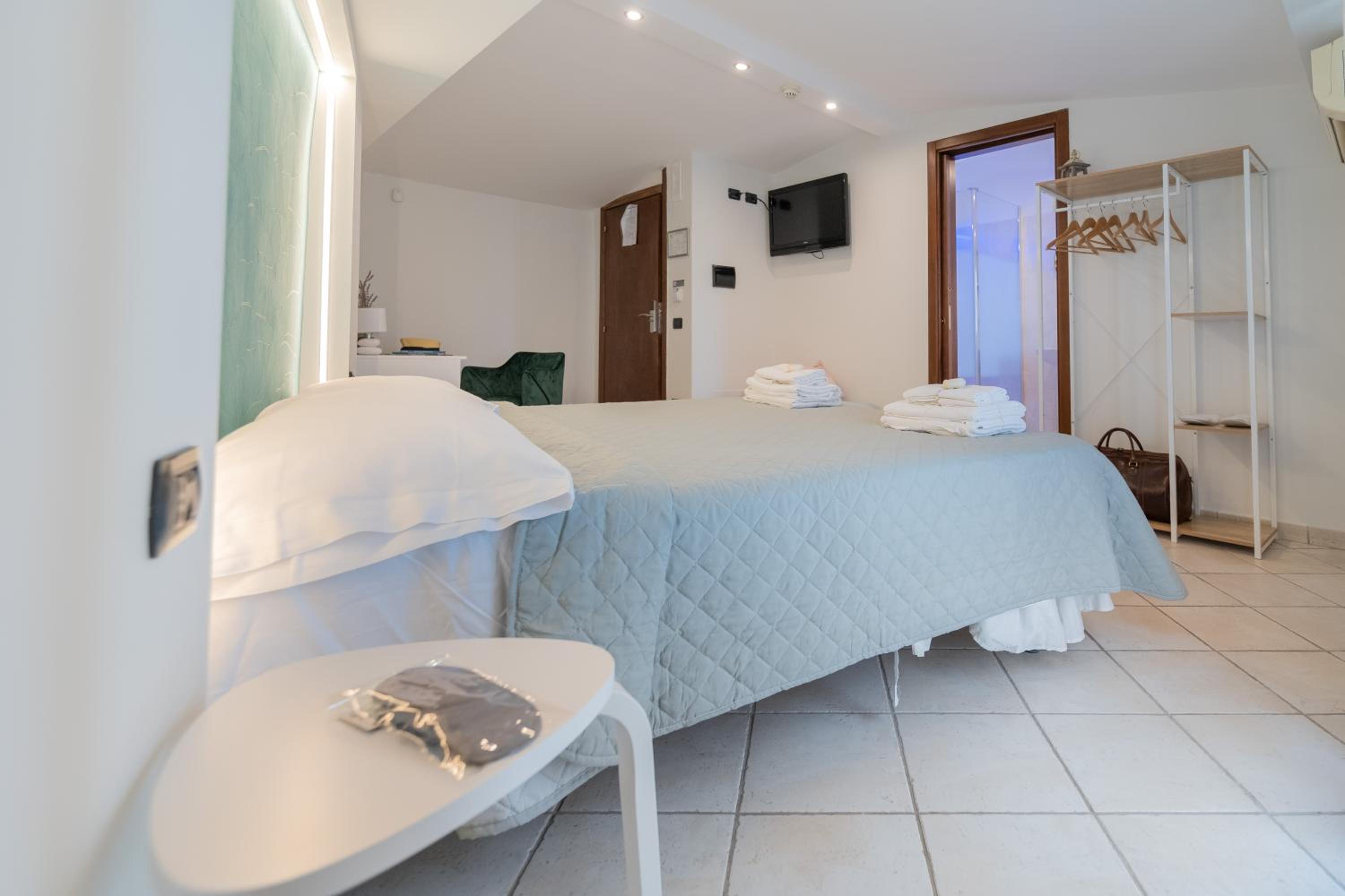 Comfort Triple Room with Balcony - Photo 35