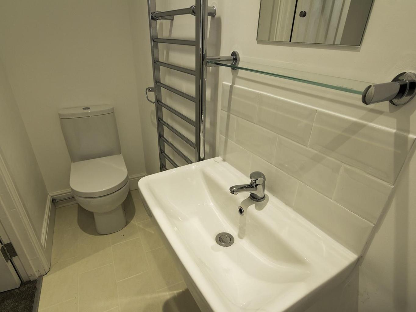 Economy Double Room - Photo 9