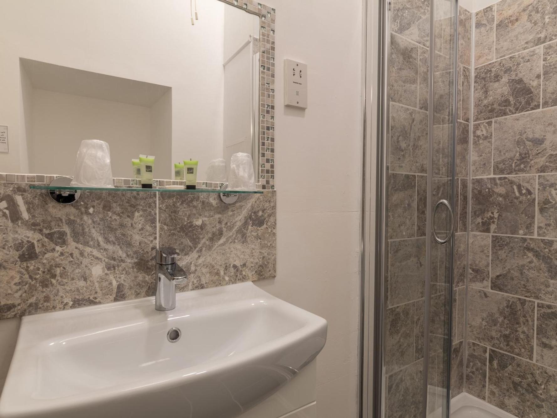 Standard Double Room - Photo 13