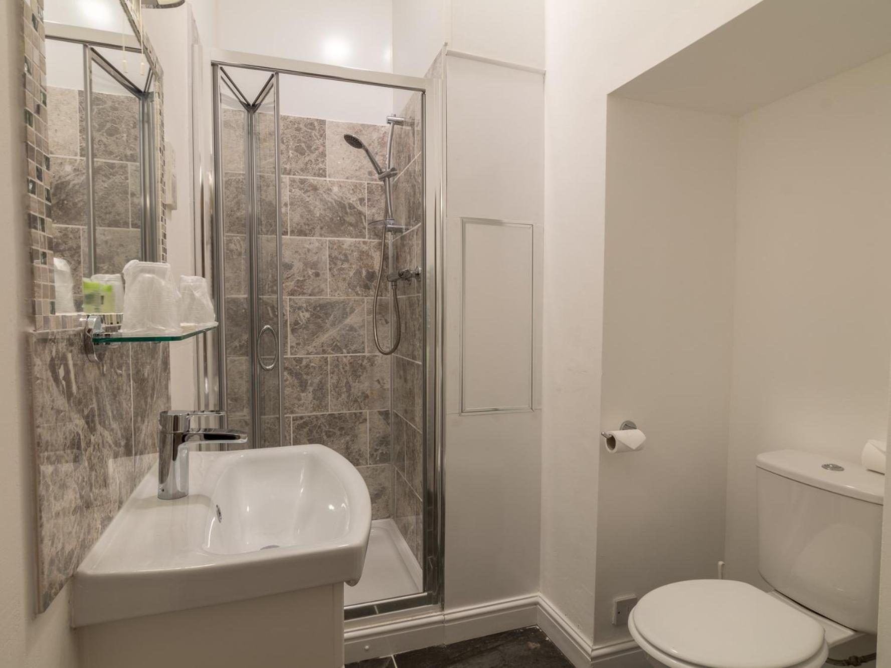 Standard Double Room - Photo 11