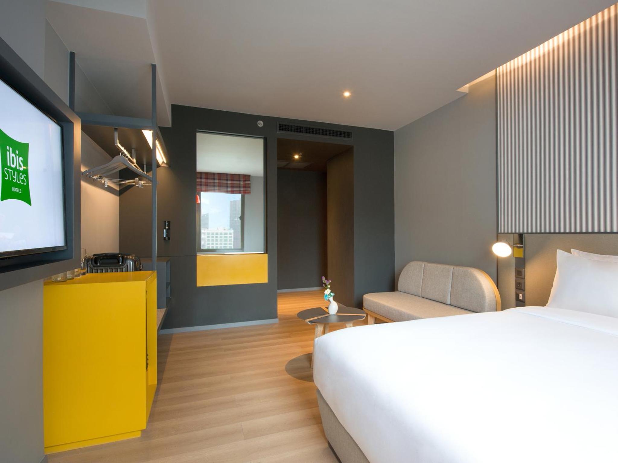 Superior Corner Queen Room