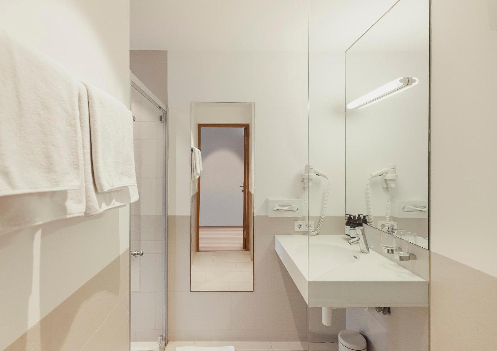 Standard Double Room - Photo 7