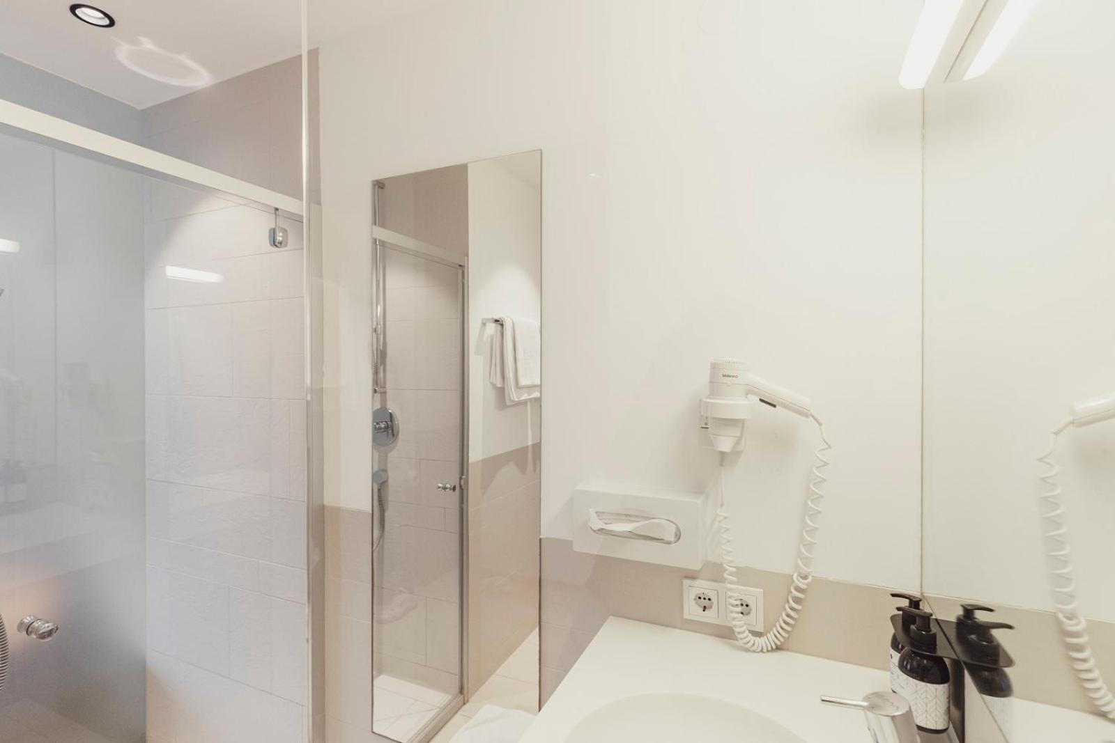 Standard Double Room - Photo 4