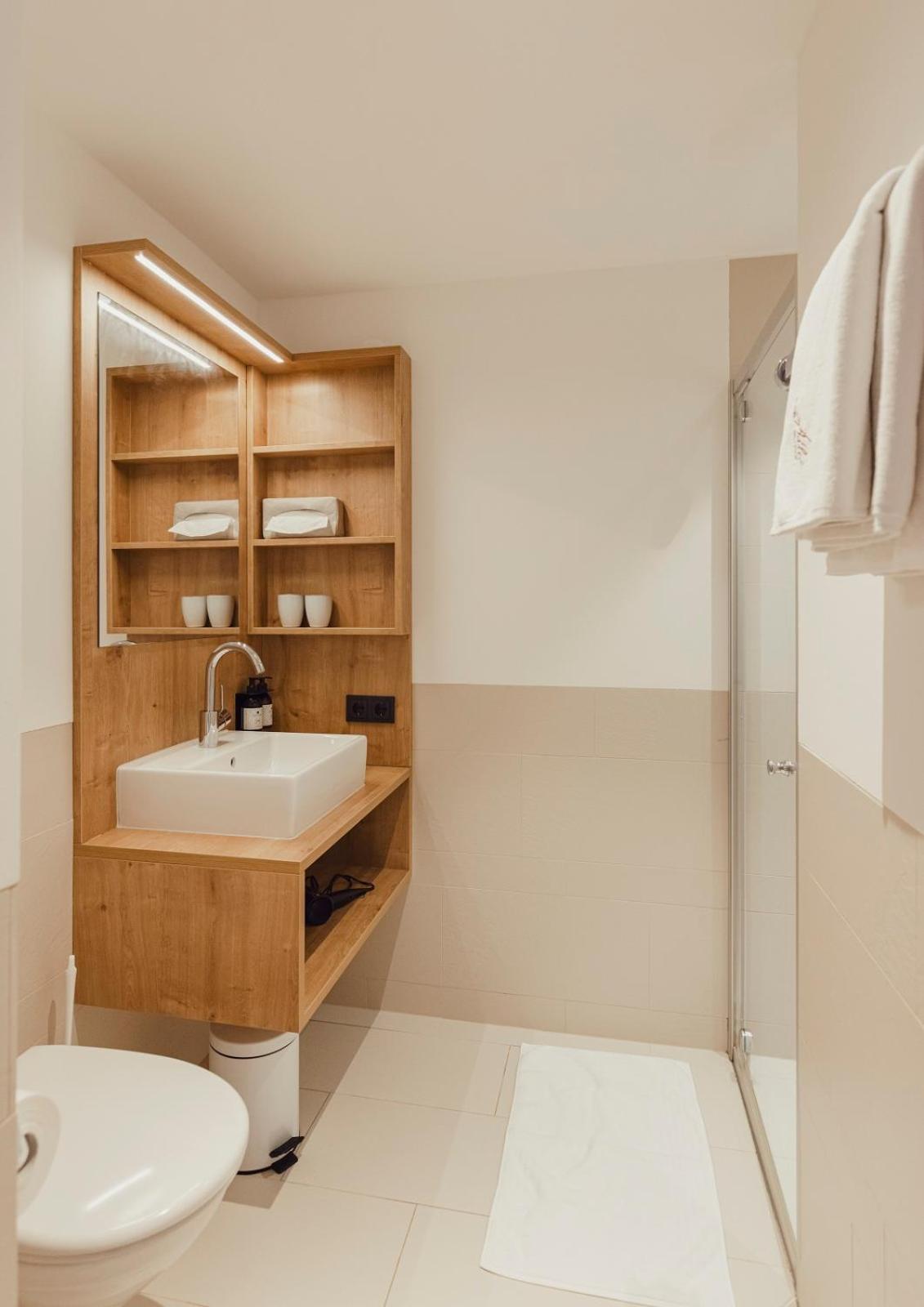 Standard Double Room - Photo 6