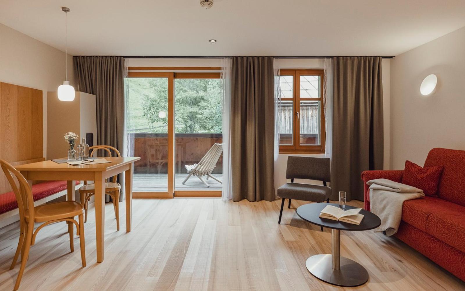 Suite - Photo 1