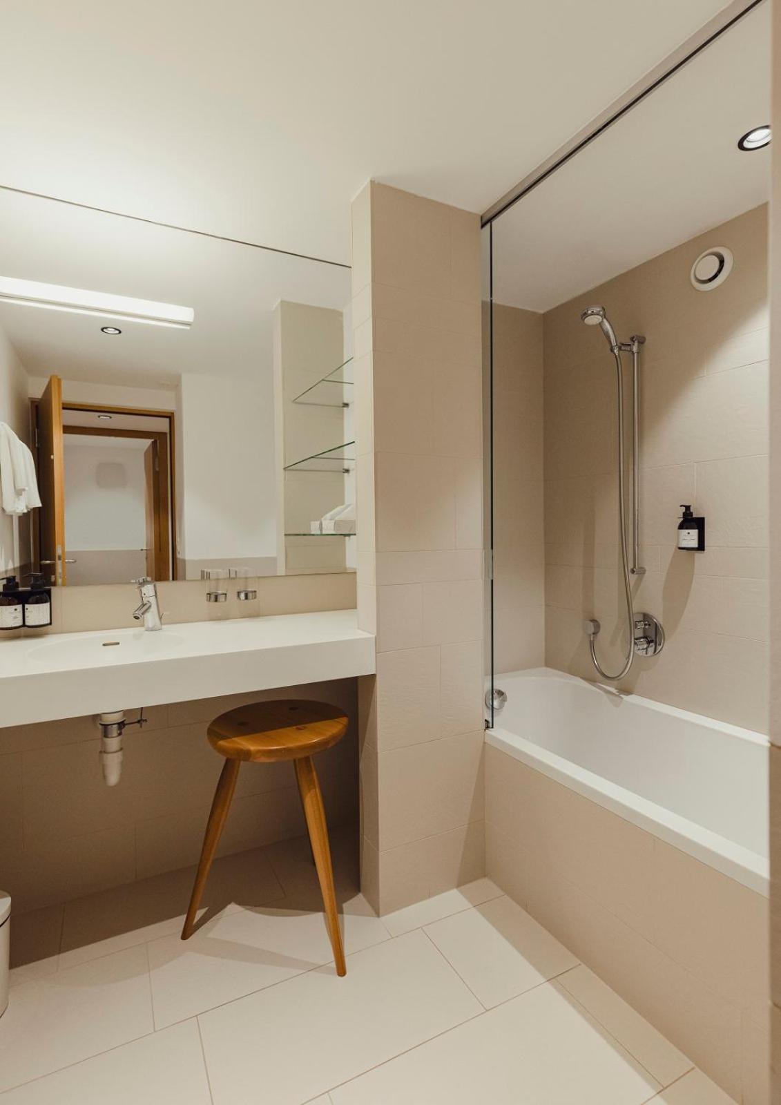 Suite - Photo 3
