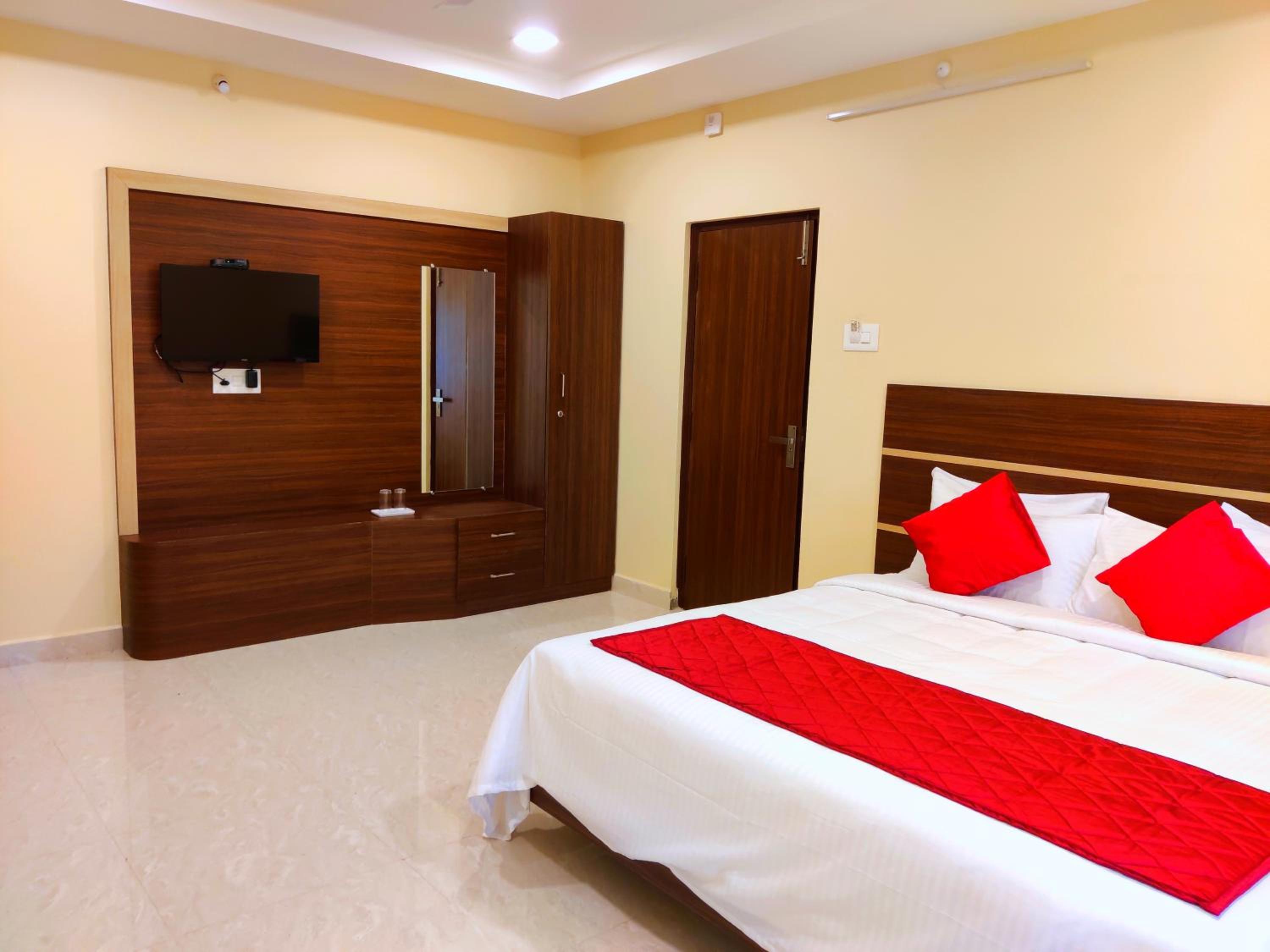 King Room with Balcony - Photo 2