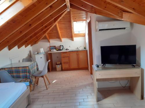 Deluxe Attic Quadruple Room with Sea View photo 3