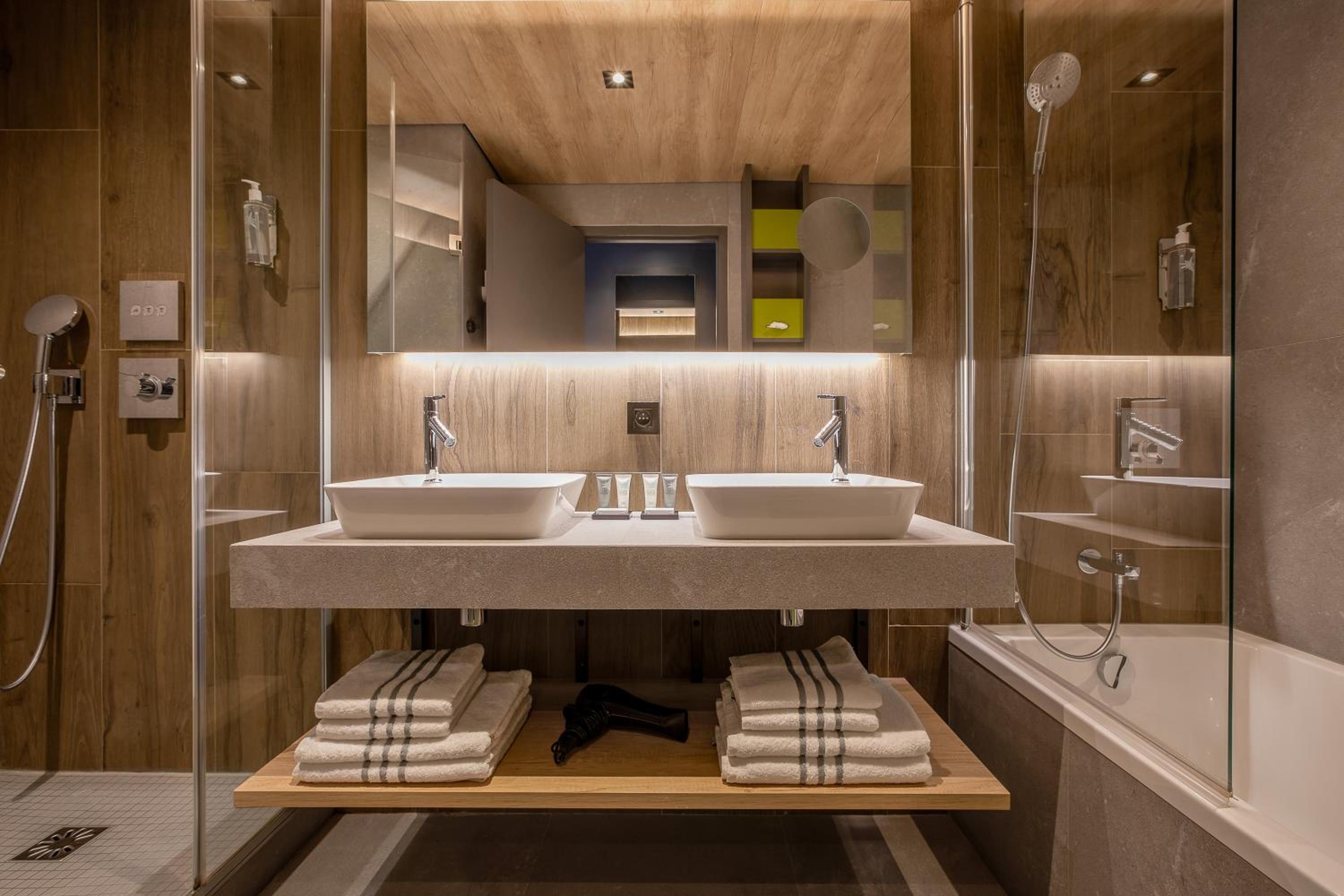 Suite with Balcony - Mont-Blanc Range View - Photo 4