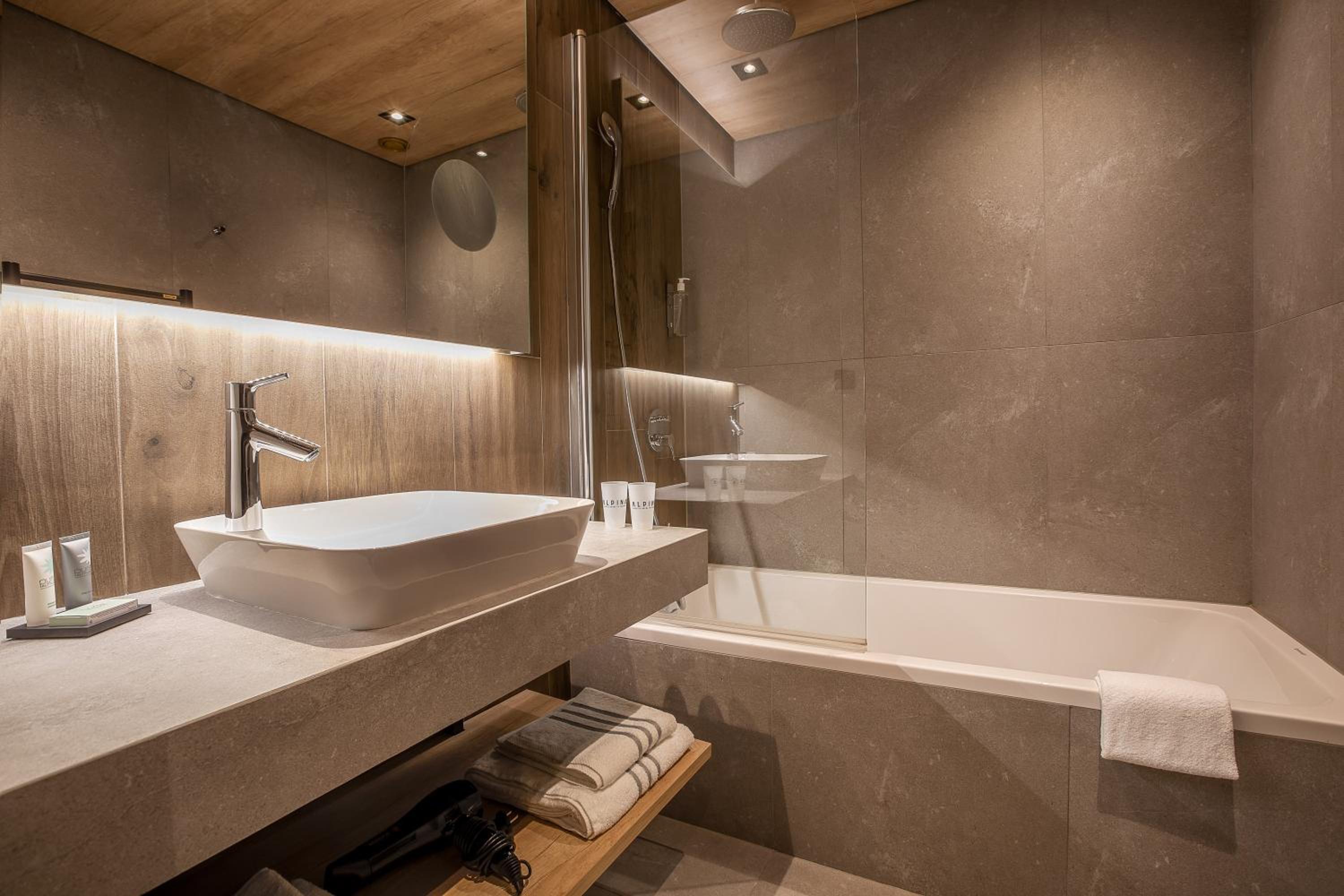 Superior Room with Balcony - Mont-Blanc Range view - Photo 4