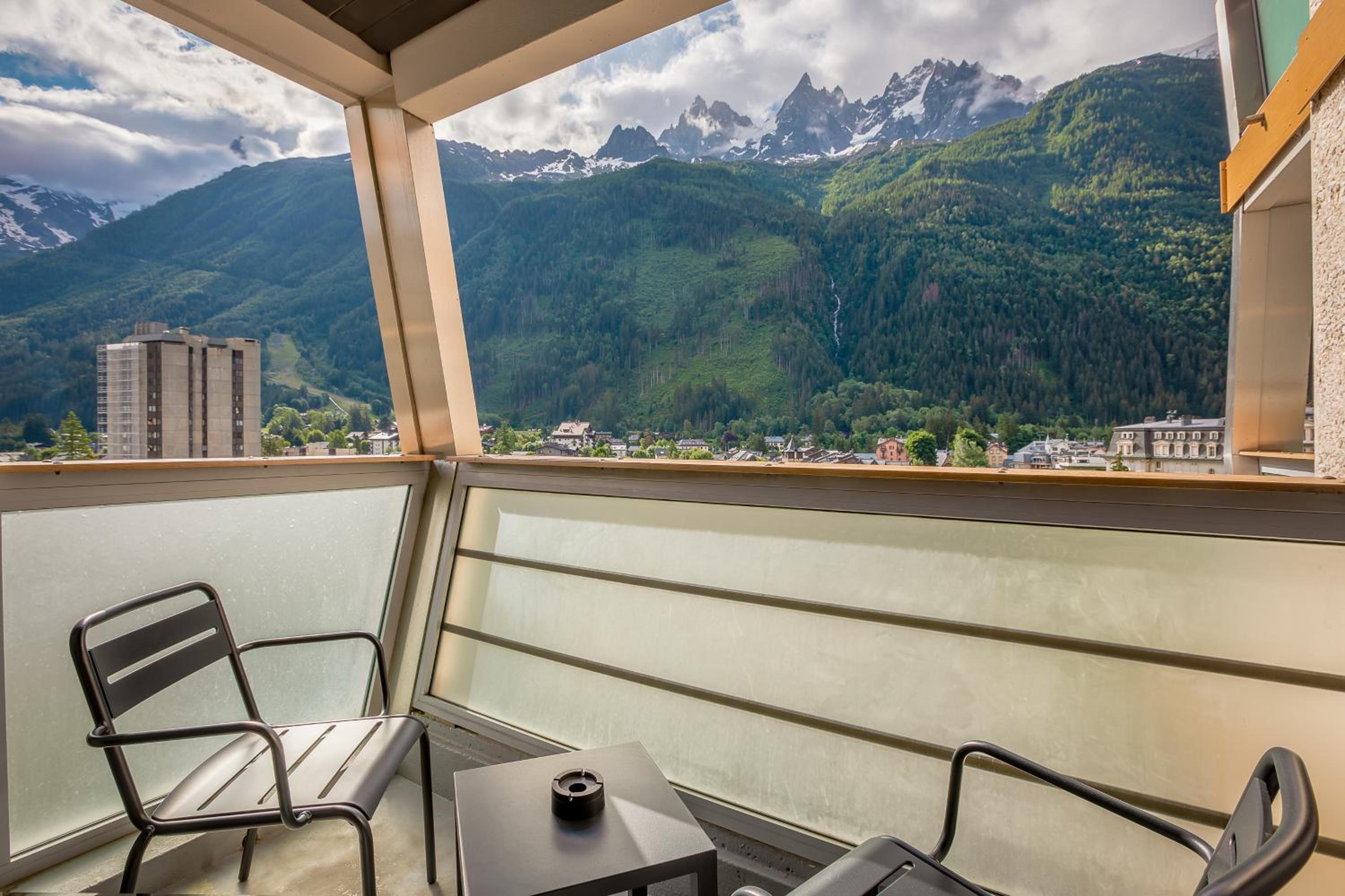 Superior Room with Balcony - Mont-Blanc Range view - Photo 9