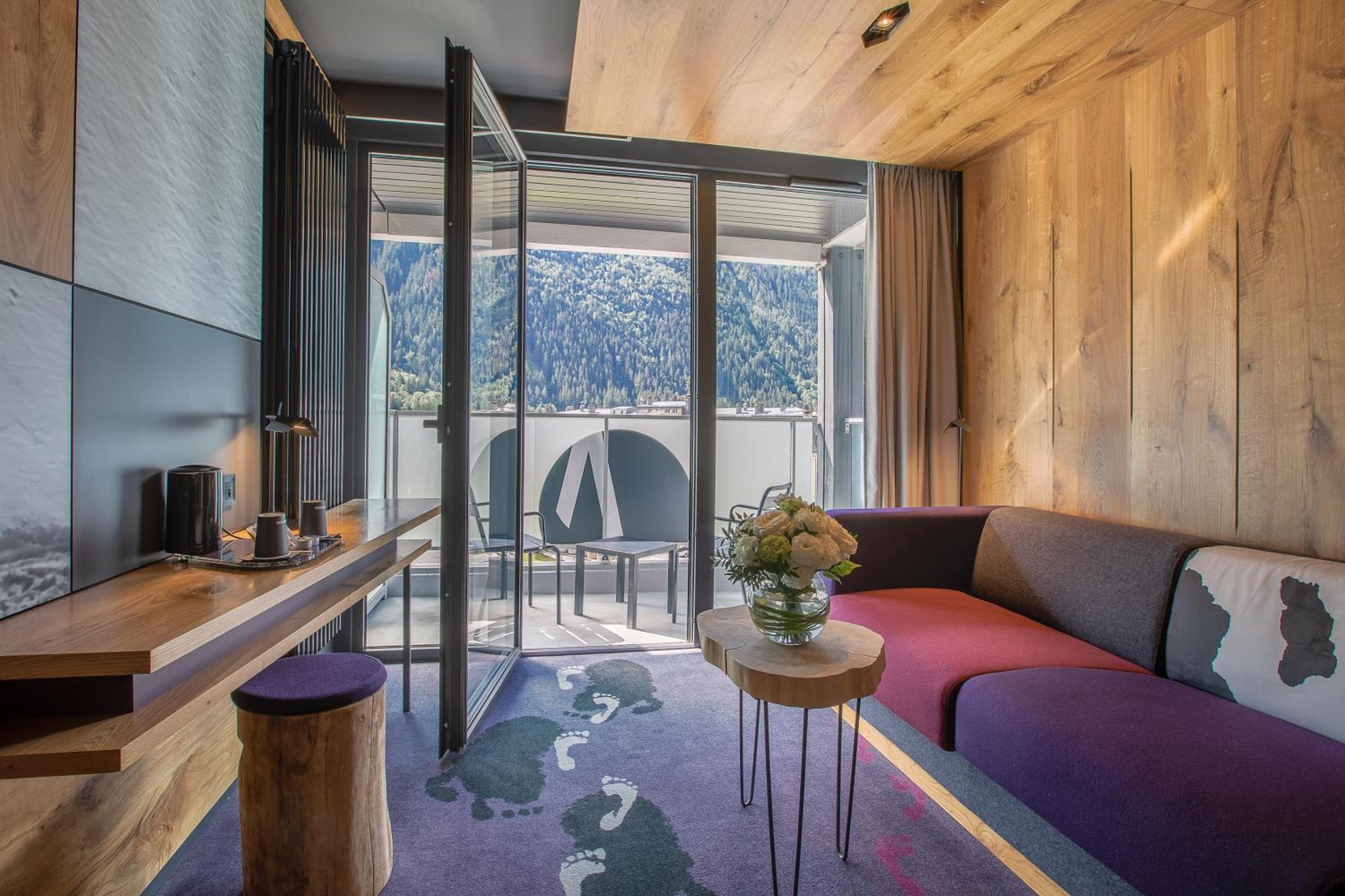Superior Room with sofa and balcony – Mont-Blanc Range view - Photo 7