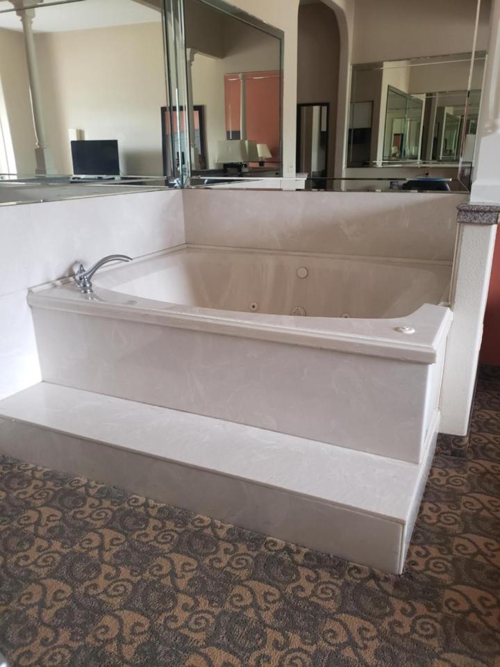 Superior King Suite with Hot Tub - Non-Smoking - Photo 2