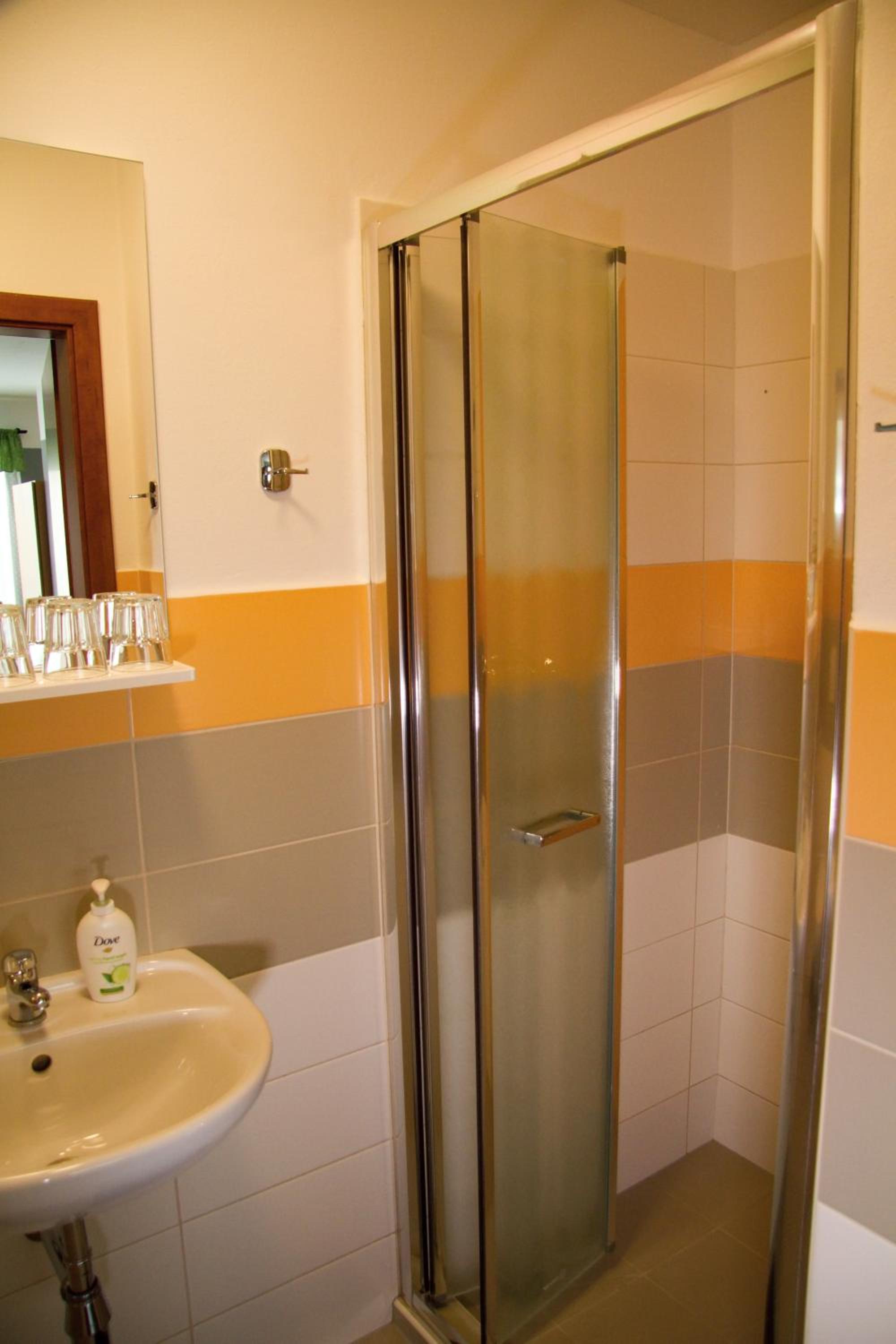 Twin Room with Private Bathroom photo 2