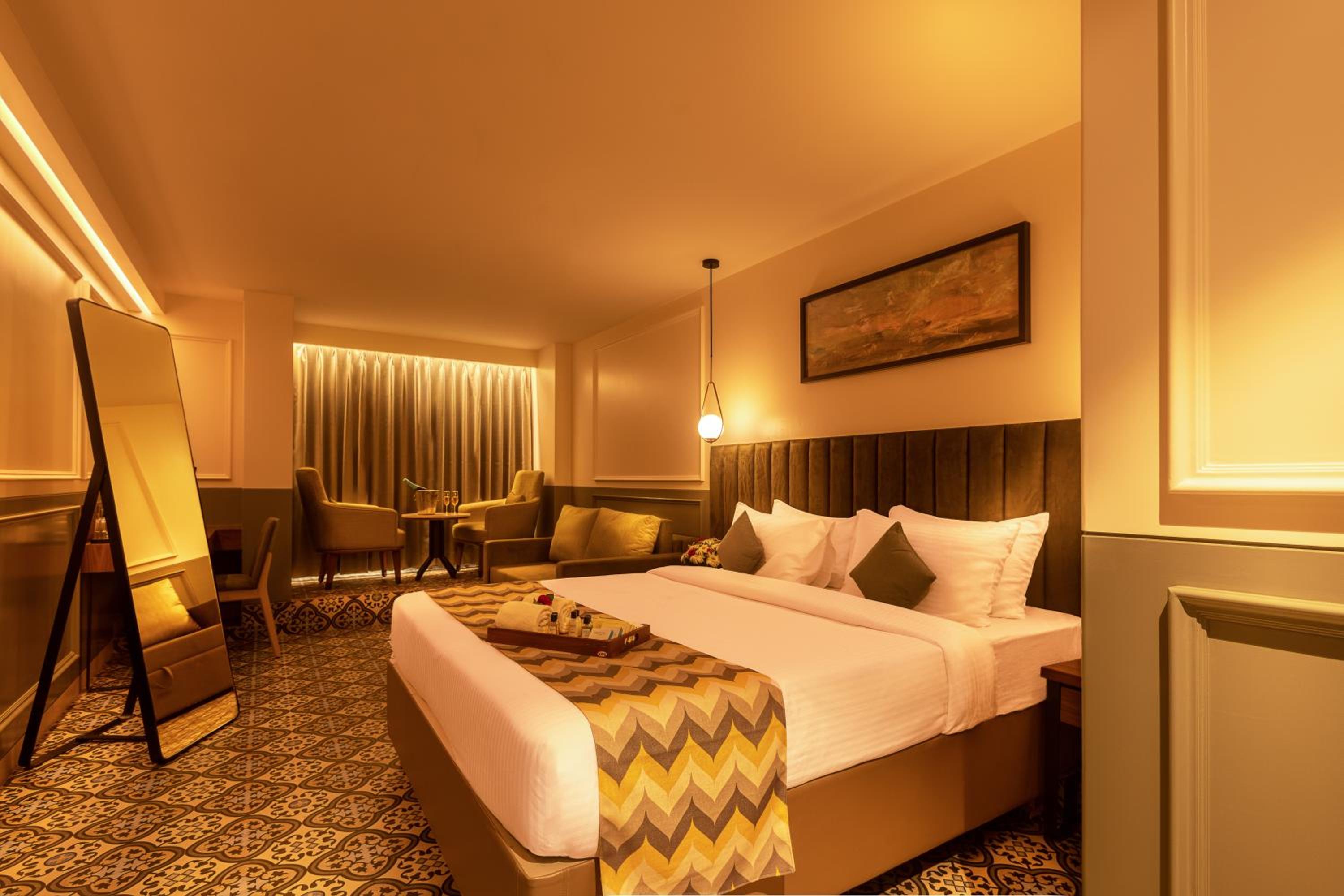 Suite - Photo 1