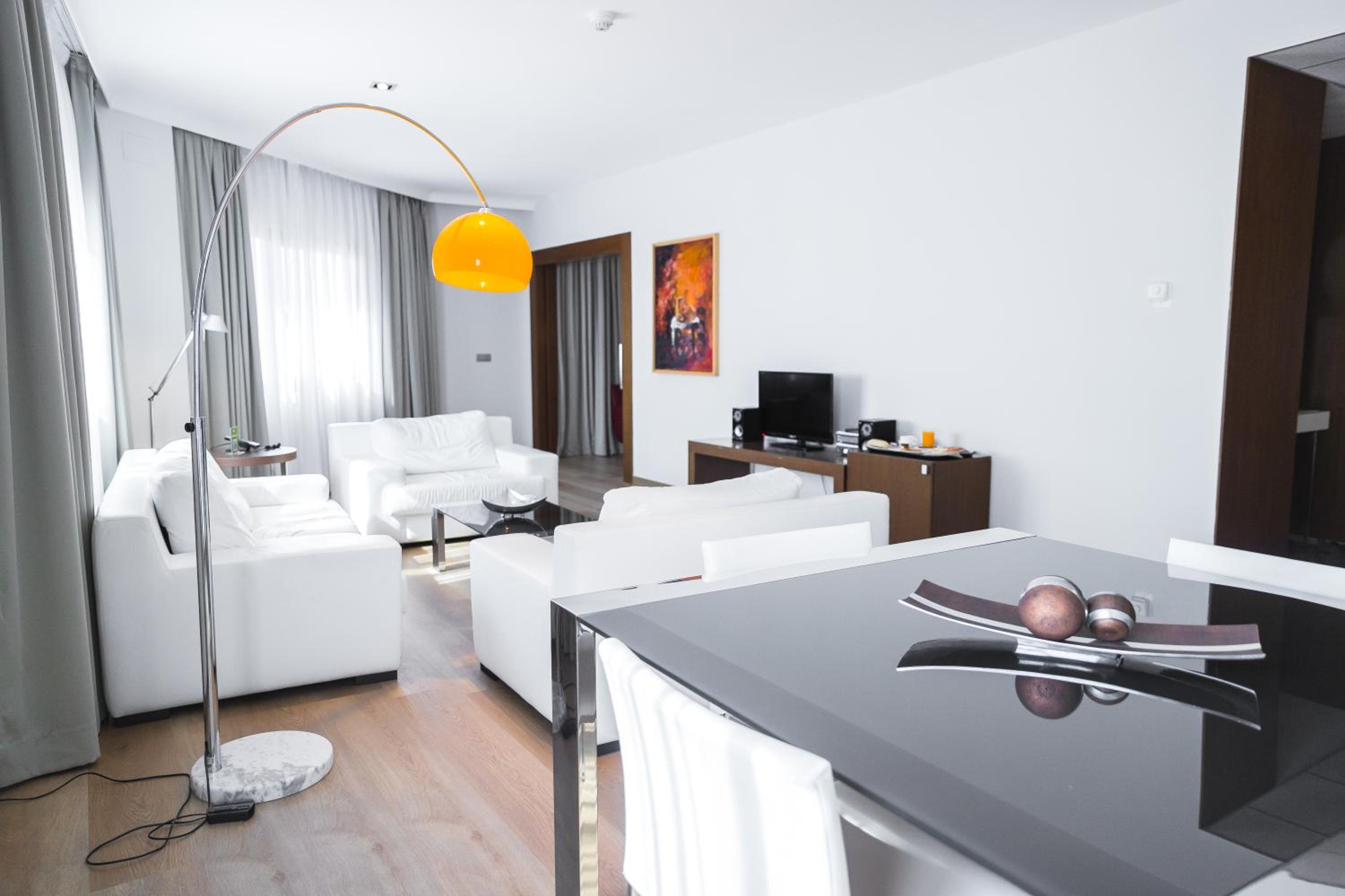 Suite - Photo 1
