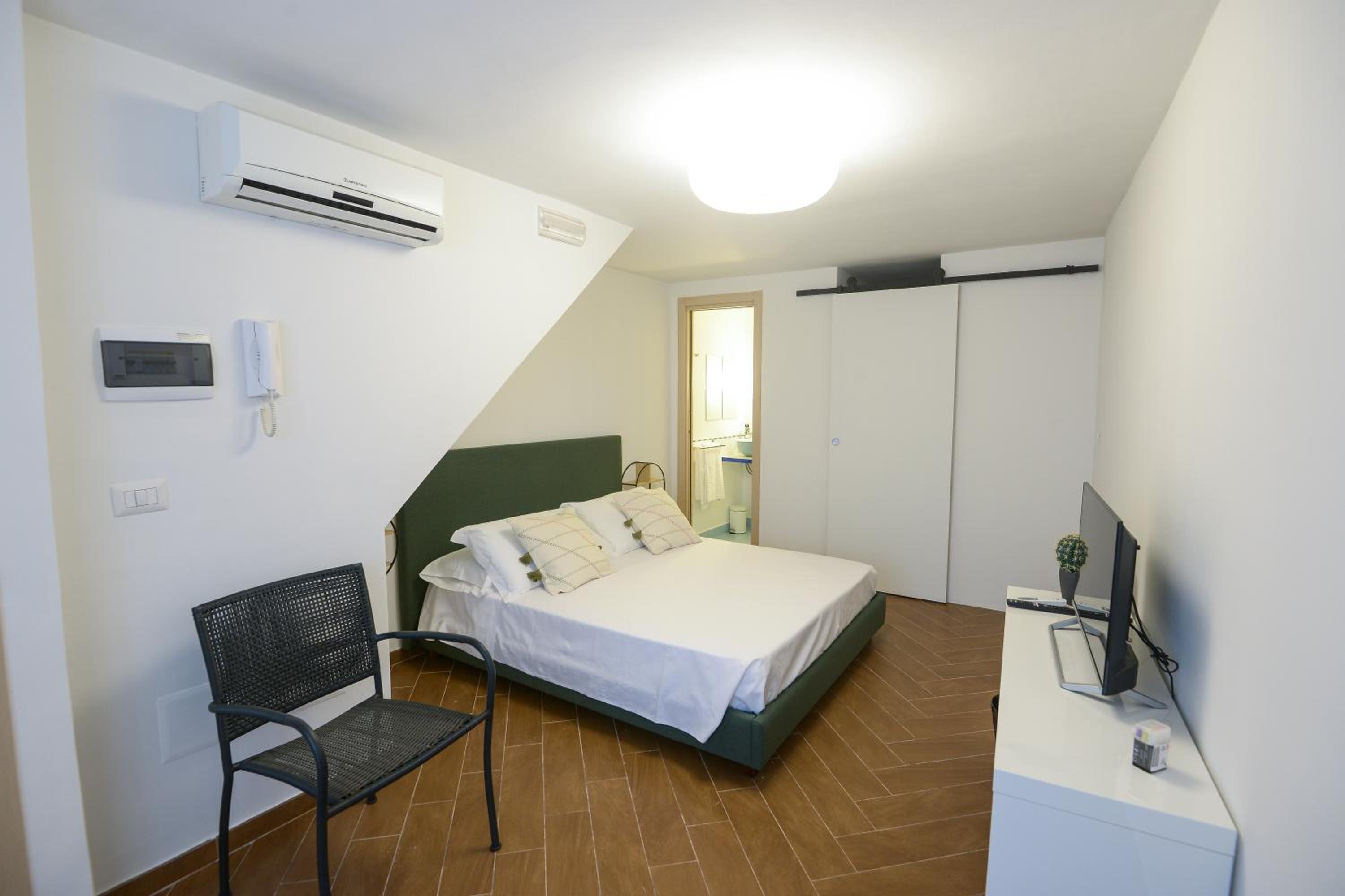 Double Room with Private Bathroom - Photo 3