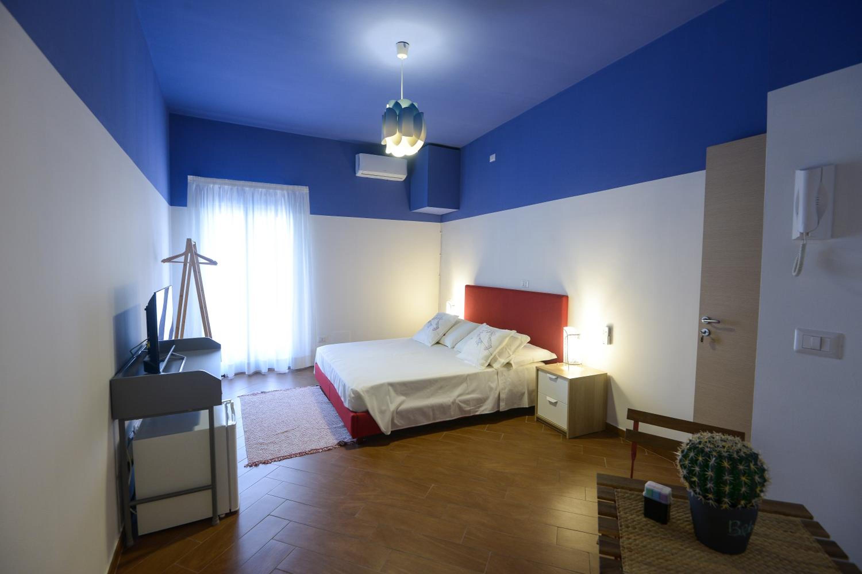 Deluxe Double Room with Balcony - Photo 4