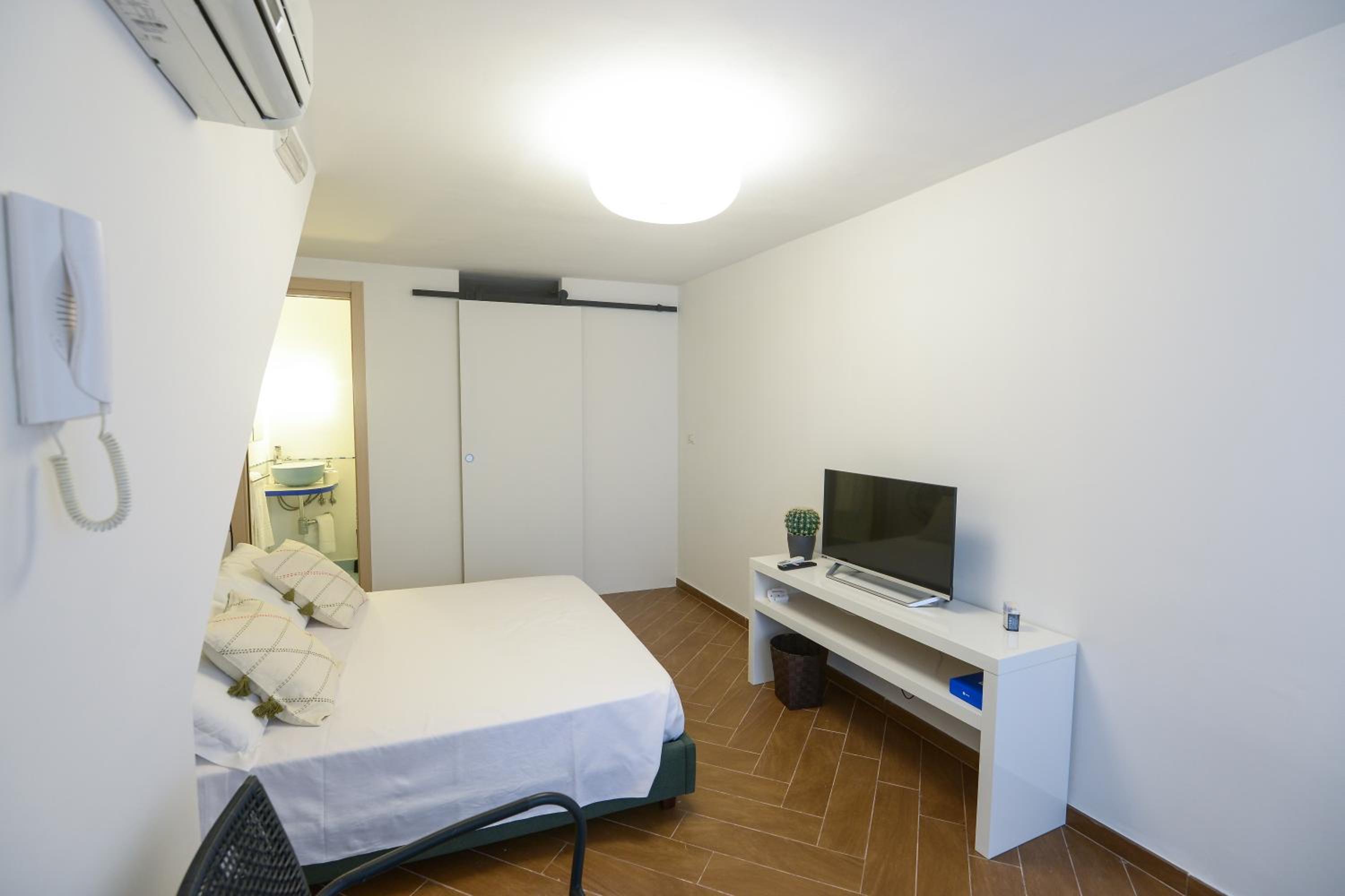 Double Room with Private Bathroom - Photo 4