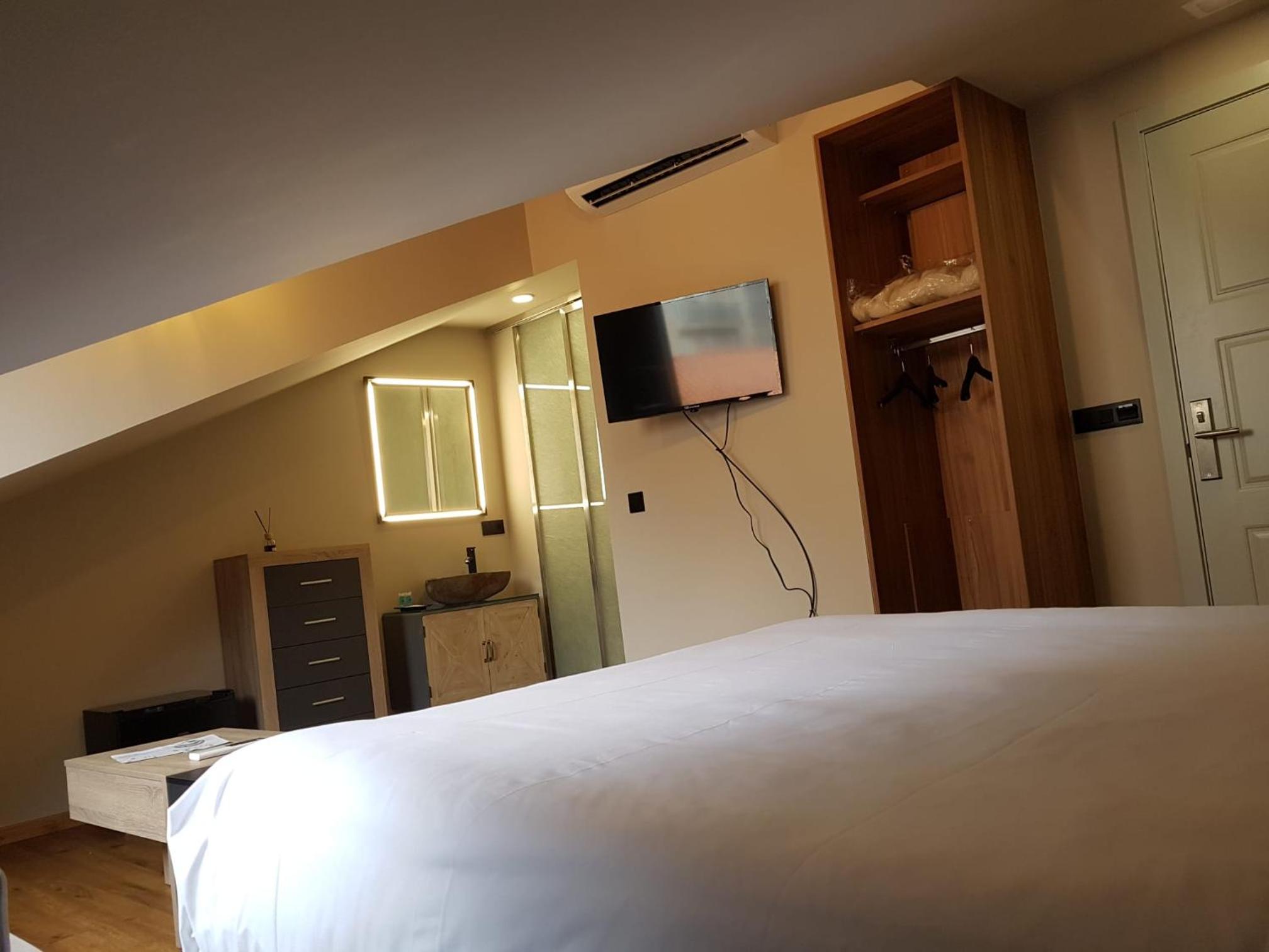 Superior Double or Twin Room - Photo 10