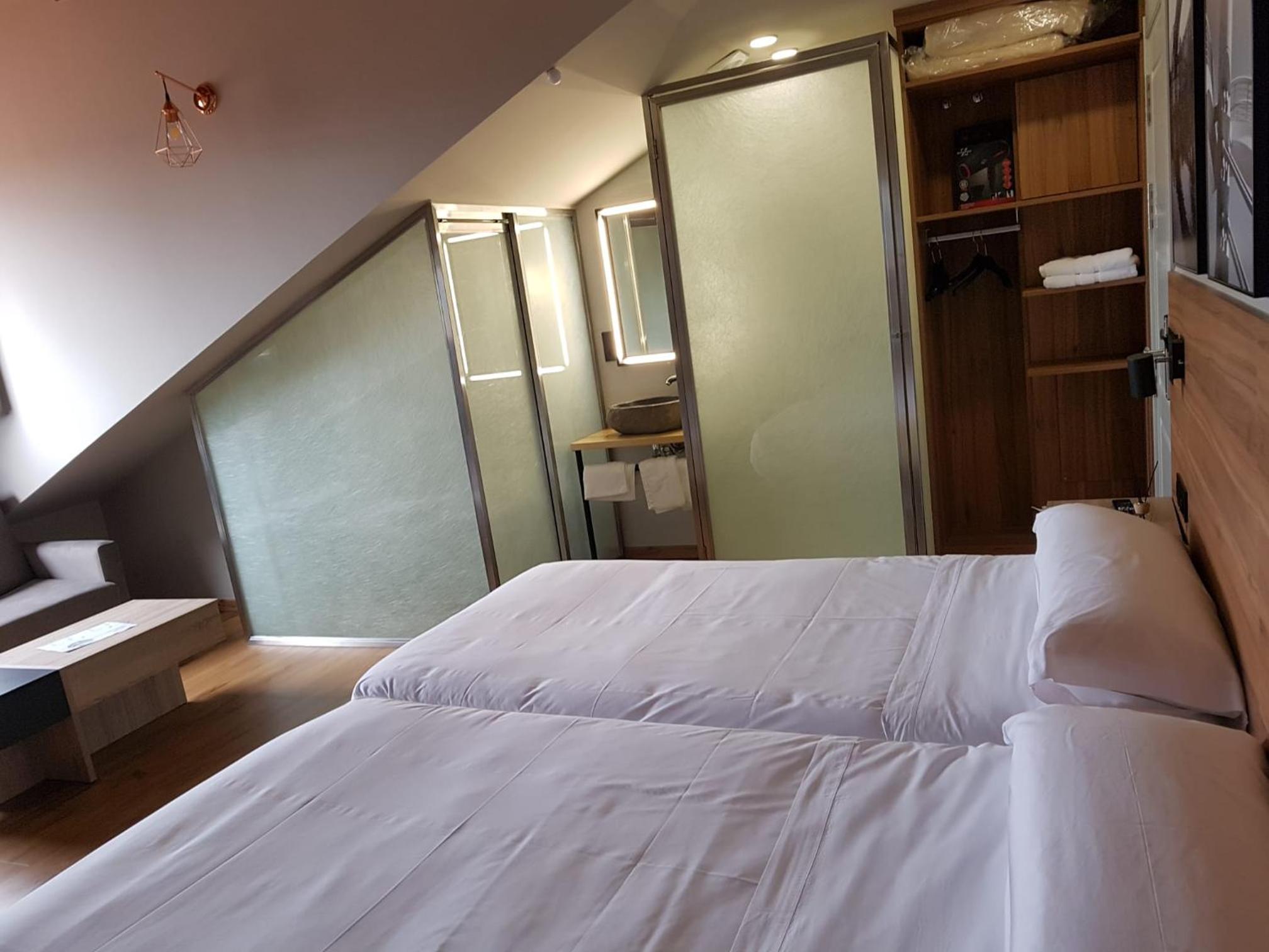 Superior Double or Twin Room - Photo 8