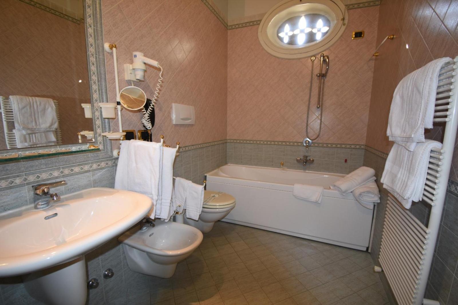 Classic Quadruple Room photo 2