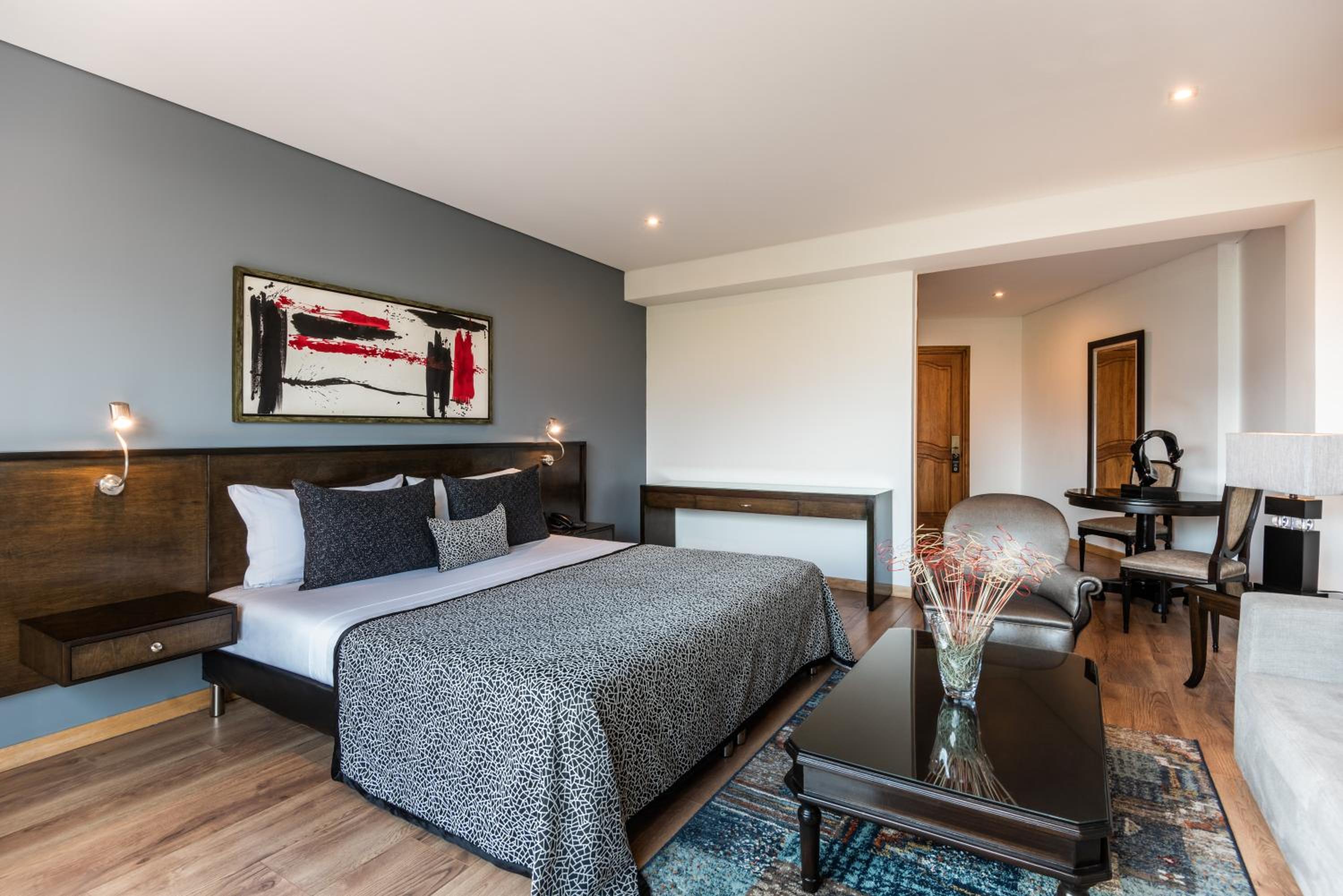 Suite with Balcony - Photo 6