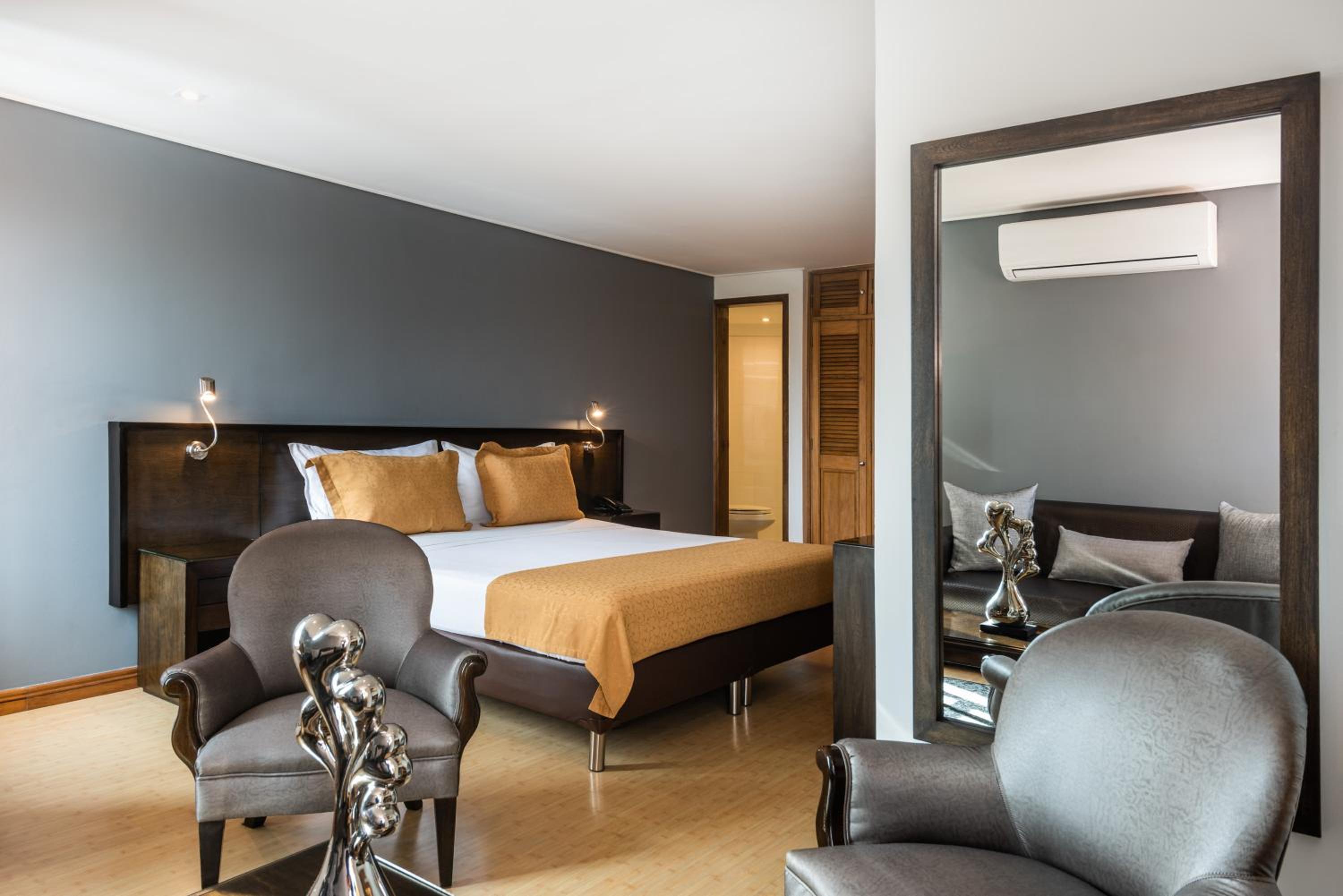 Suite - Photo 1
