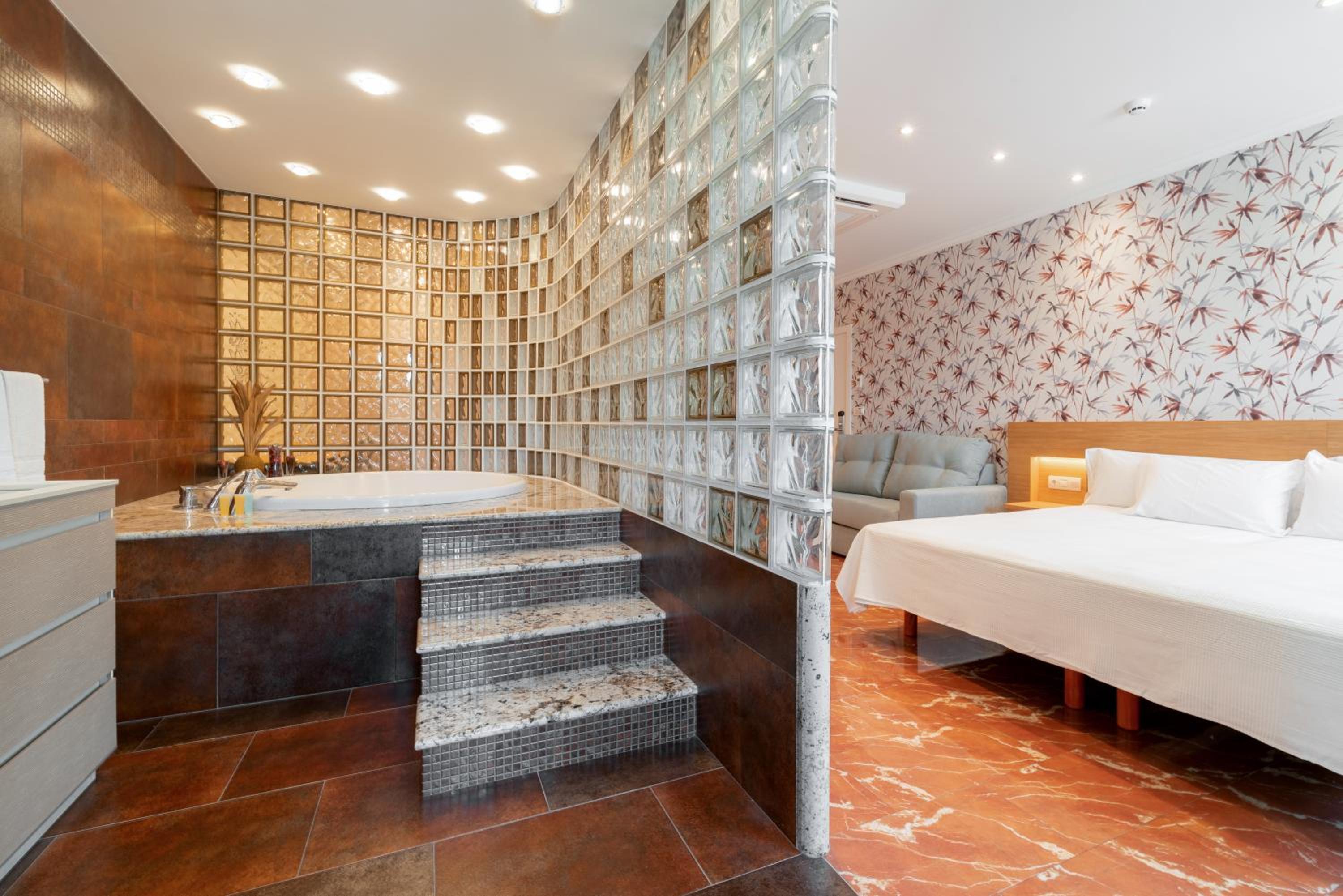 Deluxe Suite with Spa Bath photo 3