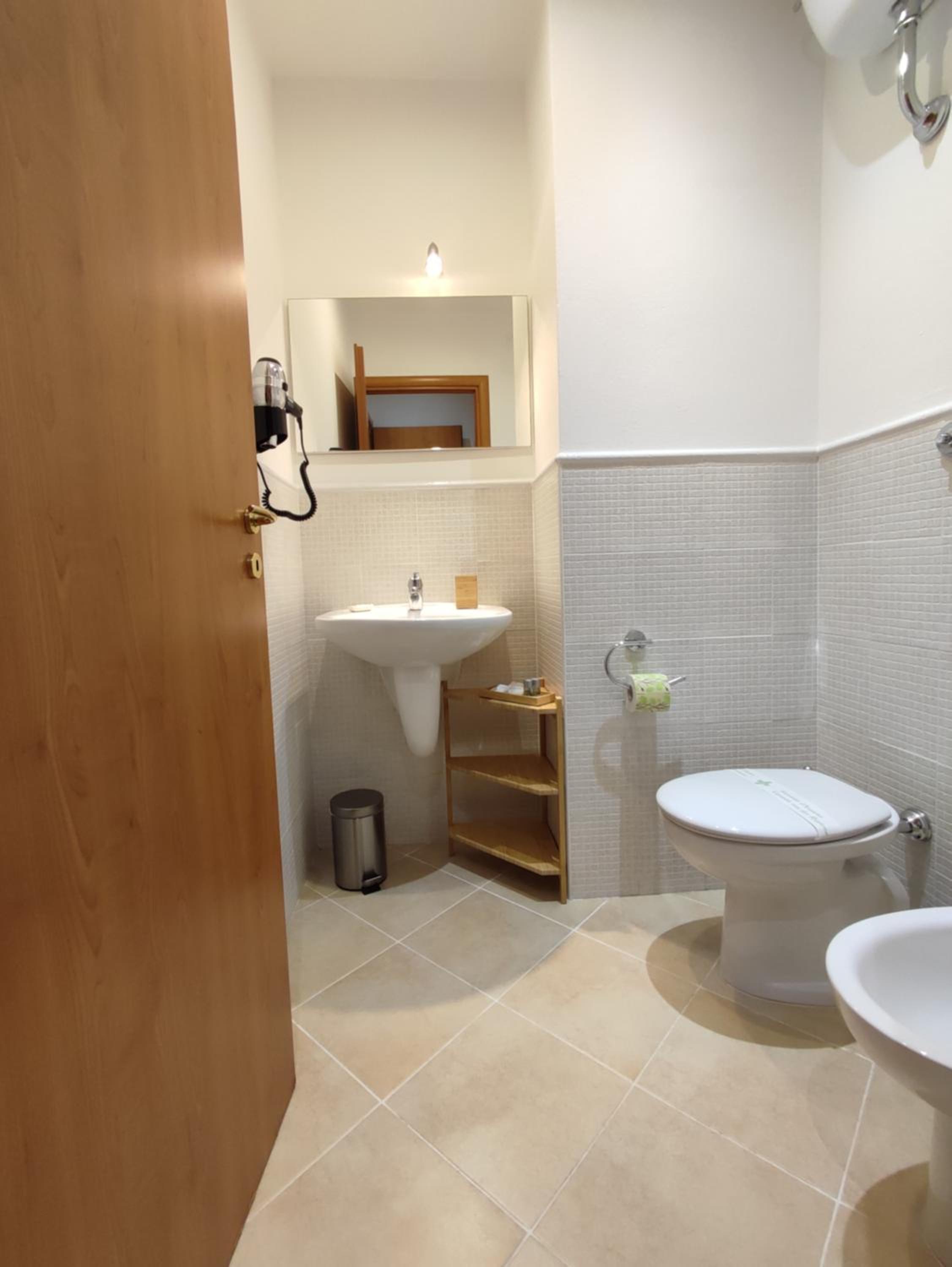 Double Room with Private Bathroom - Photo 3