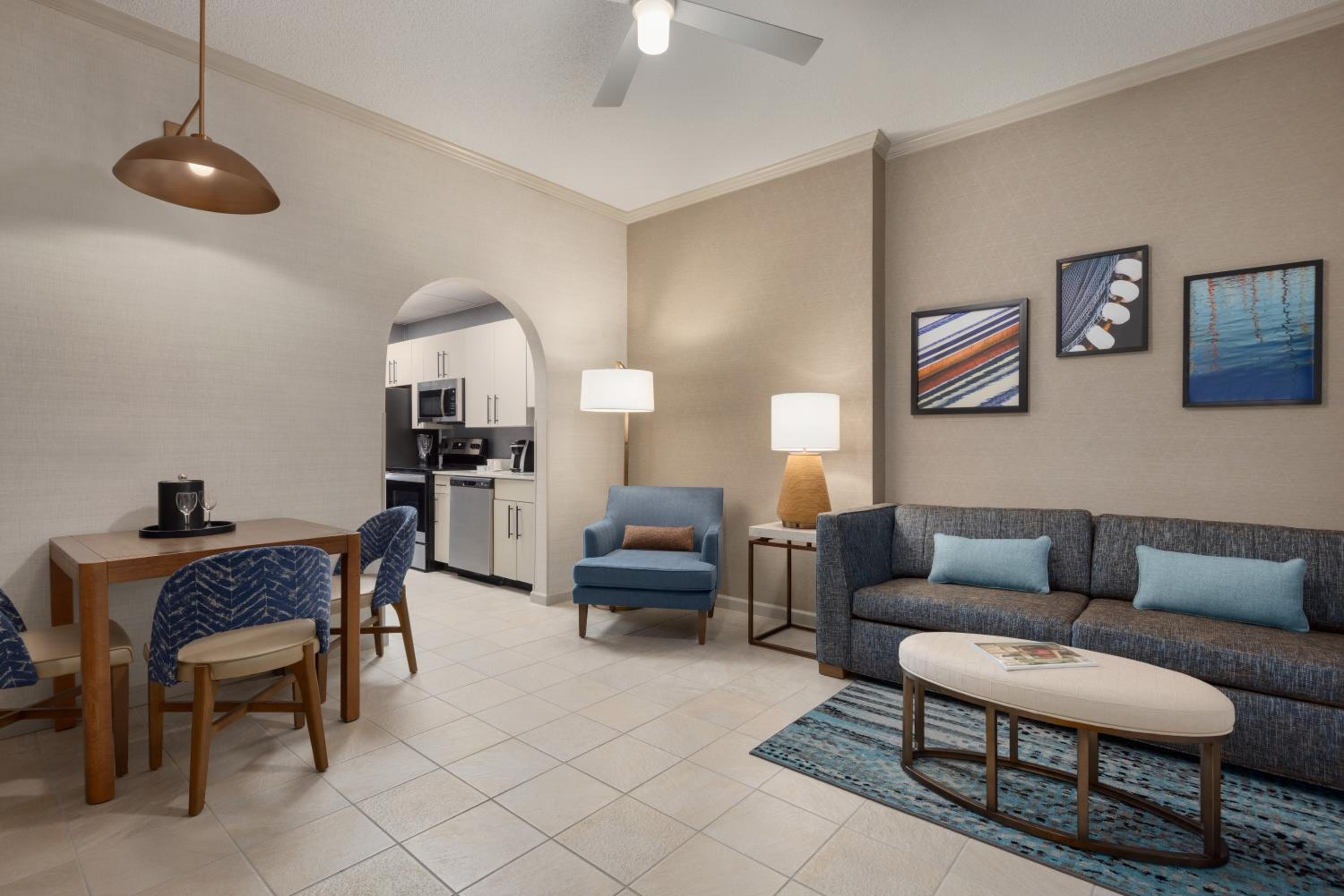 Queen Suite with Pool View - Photo 5